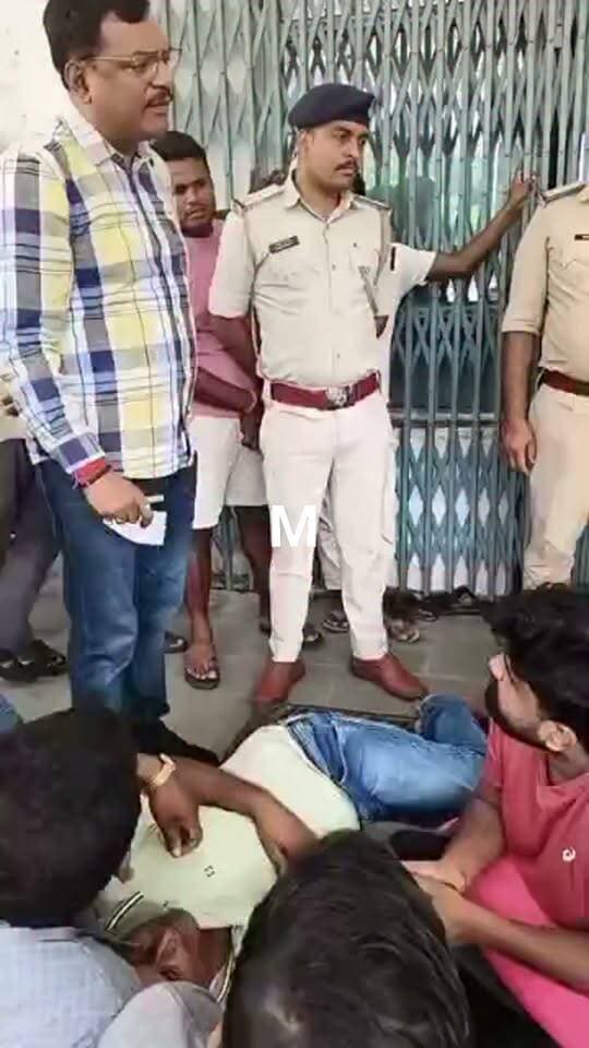 बड़हरा प्रखंड कार्यालय पर मुखिया और अधिकारी के बीच तीखी नोक झोंक