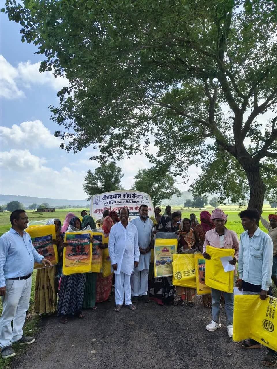 चित्रकूट से बड़ी खबर - मानिकपुर के बाढ़ प्रभावित आदिवासी किसानों को मिला सहारा
कृषि विज्ञान केन्द्र ने 72 किसानों को बांटे त्रिपाल, रबी के लिए सरसों-गेहूं-जौ के बीज की मांग एकत्र की, संगठन सचिव अभय महाजन ने ICAR महानिदेशक और यूपी के कृषि मंत्री से की किसानों के सहयोग की बात
मानिकपुर, चित्रकूट। दीनदयाल शोध संस्थान, कृषि विज्ञान केन्द्र, गनीवां, चित्रकूट द्वारा संचालित अनुसूचित जनजाति उपयोजना (Tribal Sub Plan) के अंतर्गत विकासखंड मानिकपुर के चयनित 7 आदिवासी गांवों में अतिवृष्टि एवं बाढ़ से हुई भारी क्षति के बाद राहत एवं पुनर्वास का कार्य निरंतर जारी है।
इसी क्रम में आज केन्द्र की टीम ने ग्राम पंचायत जारो माफी, करौहा, डोंडा माफी सहित अन्य प्रभावित क्षेत्रों का सघन दौरा कर खेतों में जाकर फसल क्षति का स्थलीय निरीक्षण किया।
दलहनी-तिलहनी फसलें तबाह, सीधी बुवाई वाली धान बनी सहारा
रबी सीजन की तैयारी - किसानों ने मांगे सरसों, गेहूं, जौ के बीज
आज के कार्यक्रम में कृषि विज्ञान केन्द्र द्वारा आगामी रबी ऋतु की तैयारी को लेकर किसानों से विस्तृत चर्चा की गई। किसानों ने बताया कि वे आगामी सीजन में मुख्य रूप से सरसों, गेहूं एवं जौ की बुवाई करना चाहते हैं। केन्द्र द्वारा किसानों की मांग के अनुसार उन्नत किस्मों के बीजों की सूची एवं मात्रा की जानकारी एकत्र की गई, ताकि समय पर गुणवत्तायुक्त बीज उपलब्ध कराया जा सके।
72 किसानों को त्रिपाल वितरित, स्वावलंबन का दिया मंत्र
किसानों के खुले में पड़े अनाज एवं अस्थायी आशियानों को सुरक्षित रखने के लिए आज दो गांवों में त्रिपाल वितरित किए गए - जारो माफी में 48 किसानों को और करौहा में 24 किसानों को।
इस अवसर पर कार्यक्रम के मुख्य अतिथि दीनदयाल शोध संस्थान के संगठन सचिव श्री अभय महाजन जी ने अपने करकमलों से त्रिपाल वितरित किए। उन्होंने किसानों को संबोधित करते हुए कहा कि आपदा से घबराना नहीं है, अपनी मेहनत, इंद्रियों और उद्यम के बल पर स्वावलंबी बनकर फिर से अपने खेतों में अच्छी फसल उपजाकर समाज को सशक्त बनाना है।
दिल्ली से लखनऊ तक गूंजी चित्रकूट के किसानों की बात
अभय महाजन ने इस गंभीर स्थिति को देखते हुए तत्काल भारतीय कृषि अनुसंधान परिषद (ICAR) के महानिदेशक डॉ. एम. एल. जाट जी से दूरभाष पर बात कर मानिकपुर के किसानों को आवश्यक सहयोग देने का आग्रह किया, जिस पर महानिदेशक महोदय ने *हर संभव सहयोग का आश्वासन दिया है।
इसके साथ ही महाजन ने उत्तर प्रदेश के कृषि मंत्री सूर्य प्रताप शाही से भी वार्ता कर मानिकपुर क्षेत्र में हुई फसल क्षति से अवगत कराया। कृषि मंत्री ने भी किसानों को रबी हेतु आवश्यक बीज, तकनीकी सहयोग उपलब्ध कराने तथा कृषि विभाग के माध्यम से क्षति का निरीक्षण कराकर उचित मुआवजा एवं बीमा राशि* उपलब्ध कराने का पूर्ण आश्वासन दिया है।
आगे भी जारी रहेगा अभियान
कृषि विज्ञान केन्द्र ने बताया कि यह राहत कार्य निरंतर जारी रहेगा। आने वाले दिनों में चयनित शेष गांवों - हुनियांनिया, चूल्ही, खिचरी, खिचड़ी, बंधा भीतर टिकटरिया, उमरी, डोंडा माफी आदि में भी केन्द्र की टीम प्रवास कर किसानों की आवश्यकताओं को चिन्हित कर हर संभव सहायता पहुंचाएगी।
आज के कार्यक्रम में संस्थान के सह संगठन सचिव श्री अनिल अग्रवाल, कोषाध्यक्ष बसंत पंडित, केन्द्र के वरिष्ठ वैज्ञानिक एवं प्रमुख डॉ. राजेन्द्र सिंह नेगी, वैज्ञानिक एवं कार्यक्रम प्रभारी उत्तम कुमार त्रिपाठी, वैज्ञानिक सतीश पाठक, कार्यकर्ता अभय कुमार एवं क्षेत्रीय कार्यकर्ता राजन द्विवेदी सहित 300 से अधिक कृषक उपस्थित रहे।