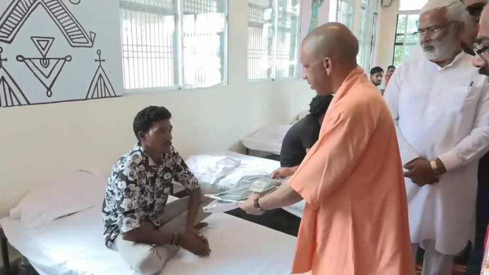 #चित्रकूट
बाढ़ प्रभावित लोगों से मुख्यमंत्री योगी आदित्यनाथ ने चित्रकूट दौरे के दौरान मुलाकात की