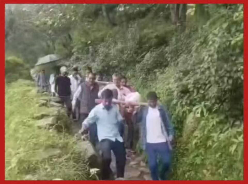 #प्रतापनगर के #सिलोड़ा के ग्रामीणों को नहीं मिली सड़क सुबिधा
#बीमार लोगों को डंडी कंडी के सहारे इस तरह पहुँचाते अस्पताल #जानिए। #ग्रामीणों की व्यथा उन्हीं की #जुबानी