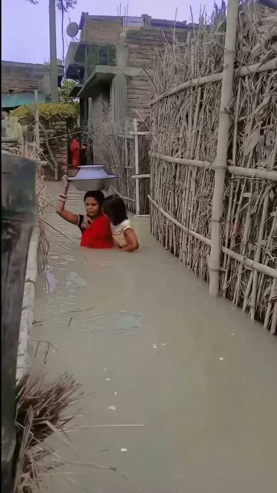 बाढ़ ने सबकुछ छीन लिया