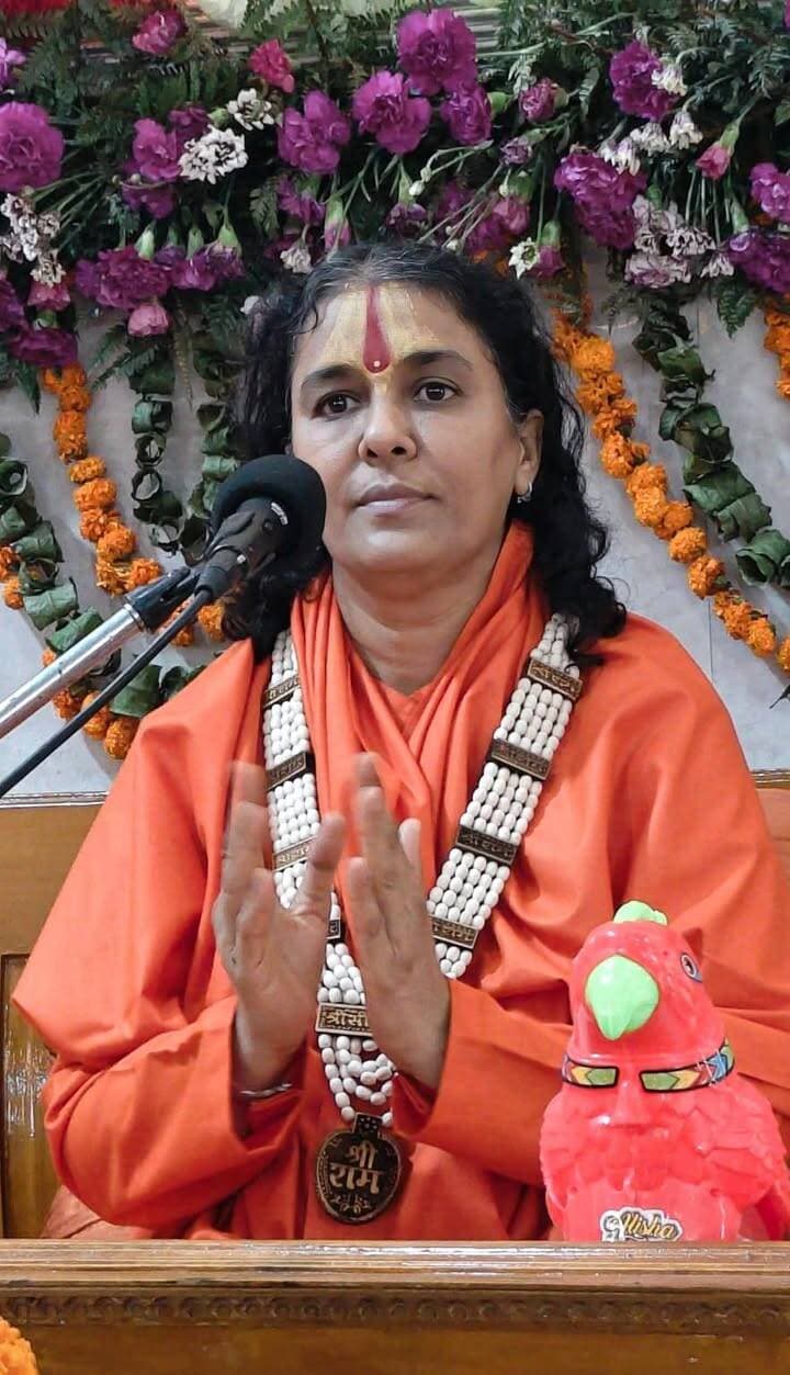 श्रीमद्भागवत कथा के छठे दिन श्रीकृष्ण की दिव्य लीलाओं का हुआ भावपूर्ण वर्णन
पंचकूला, 6 सितंबर। सनातन धर्म मंदिर, सेक्टर-10 पंचकूला के पावन प्रांगण में श्रीकृष्ण जन्माष्टमी के उपलक्ष्य में आयोजित श्रीमद्भागवत सप्ताह कथा के छठे दिन कथा व्यास स्वामी डॉ. अमृता दीदी जी ने भगवान श्रीकृष्ण की विभिन्न दिव्य लीलाओं का भावपूर्ण वर्णन किया। कथा श्रवण के दौरान मंदिर परिसर में श्रद्धालुओं ने भक्ति और आध्यात्मिक भाव के साथ भगवान की लीलाओं का आनंद लिया।
स्वामी डॉ. अमृता दीदी जी ने बताया कि भगवान श्रीकृष्ण ने अपनी दिव्य लीलाओं के माध्यम से ब्रह्मा जी की बुद्धि से मोह का नाश किया। उन्होंने अघासुर दैत्य के वध के बाद श्रीकृष्ण के गोप सखाओं के साथ वन विहार और सहभोज की लीला का वर्णन किया। इस दौरान ब्रह्मा जी यह देखने पहुंचे कि साधारण बालक के रूप में दिखाई देने वाले श्रीकृष्ण किस प्रकार असुरों का संहार कर रहे हैं।
कथा के अनुसार, ब्रह्मा जी श्रीकृष्ण के गोप सखाओं और बछड़ों को अपने साथ ले गए। भगवान श्रीकृष्ण ने अपनी योगमाया से सभी बालकों और बछड़ों के अनेक स्वरूप धारण कर लिए और एक वर्ष तक उसी रूप में ब्रज में लीला करते रहे। जब ब्रह्मा जी ने यह दिव्य लीला देखी तो उनकी बुद्धि चकरा गई। उन्हें भगवान श्रीकृष्ण की महिमा का बोध हुआ और उन्होंने भगवान से क्षमा याचना करते हुए उनकी स्तुति की।
कथा में गोवर्धन लीला का भी विस्तार से वर्णन किया गया। बताया गया कि देवराज इंद्र ने भगवान बाल कृष्ण की शक्ति की परीक्षा लेने के लिए ब्रज में भारी वर्षा कर दी। ब्रजवासियों की रक्षा के लिए भगवान श्रीकृष्ण ने गोवर्धन पर्वत को अपनी एक उंगली पर उठाकर सात दिन और सात रात तक धारण किया। इसी दिव्य लीला के कारण भगवान श्रीकृष्ण को गिरिराज धरण के नाम से भी जाना जाने लगा।
इसके बाद भगवान श्रीकृष्ण की महारास लीला का वर्णन करते हुए बताया गया कि ब्रज की गोपियों ने भगवान को प्राप्त करने के लिए व्रत एवं साधना की। शरद पूर्णिमा की पावन रात्रि में भगवान श्रीकृष्ण ने अनेक स्वरूप धारण कर गोपियों के साथ महारास किया। कथा के दौरान इस प्रसंग ने श्रद्धालुओं को भक्ति और प्रेम के भाव से भर दिया।
कथा के अंत में देवी रुक्मिणी के साथ भगवान श्रीकृष्ण के विवाह की दिव्य लीला का वर्णन किया गया। श्रद्धालुओं ने कथा का आनंद लेते हुए अपने मन में भगवान के प्रति भक्ति को और दृढ़ करने का संकल्प लिया। पूरे कथा पंडाल में जय श्री राधे के जयकारों से वातावरण भक्तिमय हो गया।
मंदिर सभा की ओर से श्रद्धालुओं से आग्रह किया गया कि कथा वाचन एवं श्रवण का आनंद लेने तथा पुण्य के भागी बनने के लिए सभी सपरिवार कार्यक्रम में पहुंचकर आयोजन की शोभा बढ़ाएं। कथा के पश्चात मंदिर सभा द्वारा शाम 7:30 बजे से प्रभु इच्छा तक भंडारे रूपी प्रसाद की व्यवस्था की गई है।