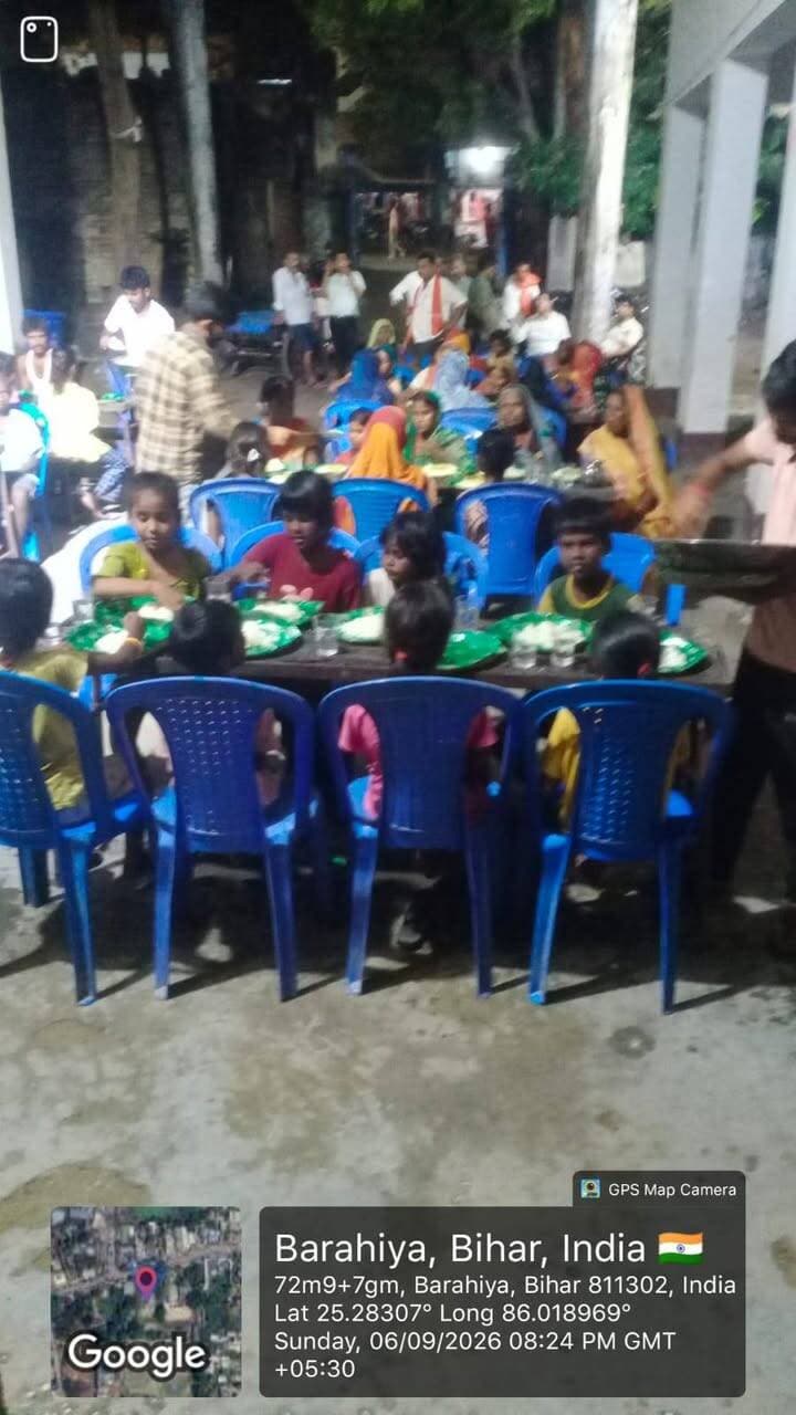 बाढ़ प्रभावित लोगों की सुविधा हेतु जिला प्रशासन, लखीसराय द्वारा प्लस-2 उच्च विद्यालय, बड़हिया में बाढ़ राहत शिविर संचालित किया जा रहा है। शिविर में प्रभावित परिवारों के लिए सामुदायिक रसोई का संचालन किया जा रहा है, जहाँ जरूरतमंदों को नियमित रूप से भोजन उपलब्ध कराया जा रहा है।
Information & Public Relations Department, Government of Bihar
Disaster Management Department Govt. of Bihar