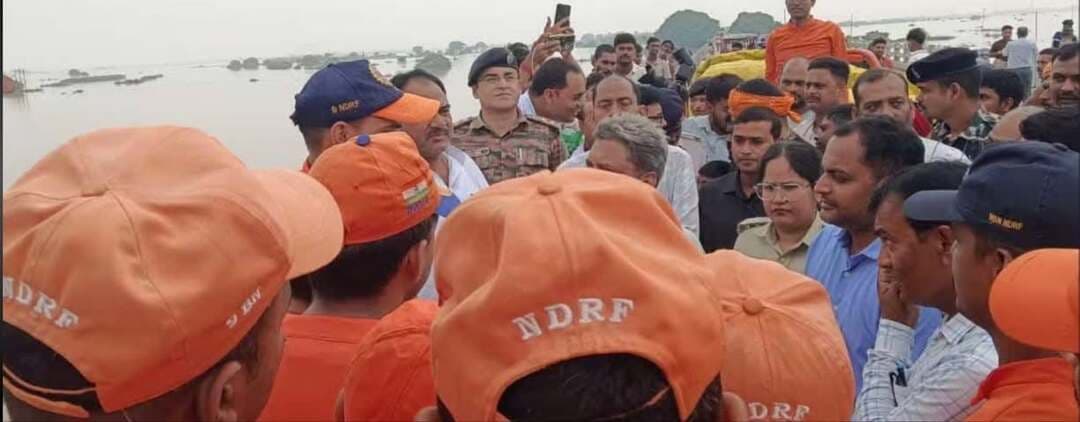 प्रेस विज्ञप्ति
माननीय मंत्री ग्रामीण कार्य विभाग, बिहार सरकार - सह - प्रभारी मंत्री महोदय श्री सुनील कुमार द्वारा बाढ़ की स्थिति की समीक्षा कर अधिकारियों को दिए आवश्यक निर्देश
राहत सामग्री वाहन को हरी झंडी दिखाकर किया रवाना, बाढ़ प्रभावित क्षेत्रों का किया भ्रमण
लखीसराय, 06 सितंबर 2026। माननीय मंत्री, ग्रामीण कार्य विभाग, बिहार सरकार-सह-प्रभारी मंत्री महोदय लखीसराय श्री सुनील कुमार की अध्यक्षता में आज जिला NIC सभागार में जिले में बाढ़ की स्थिति, राहत एवं बचाव कार्यों की समीक्षा हेतु जिला स्तरीय पदाधिकारियों के साथ बैठक आयोजित की गई। बैठक में जिलाधिकारी श्री शैलेंद्र कुमार सहित जिले के सभी संबंधित पदाधिकारी उपस्थित रहे।
समीक्षा बैठक के दौरान माननीय मंत्री, ग्रामीण कार्य विभाग, बिहार सरकार - सह - प्रभारी मंत्री महोदय ने जिले में बाढ़ की वर्तमान स्थिति, प्रभावित क्षेत्रों, राहत एवं बचाव कार्यों, नावों की उपलब्धता, सामुदायिक रसोई, स्वास्थ्य सुविधाओं, पेयजल, पशु चारा, बिजली आपूर्ति तथा आमजनों को उपलब्ध कराई जा रही अन्य आवश्यक सुविधाओं की विस्तृत जानकारी ली। उन्होंने अधिकारियों को निर्देश दिया कि बाढ़ प्रभावित परिवारों तक राहत एवं आवश्यक सामग्री समय पर पहुंचाना सुनिश्चित करें तथा प्रभावित क्षेत्रों में प्रशासनिक टीम लगातार सक्रिय रहकर स्थिति की निगरानी करे।
माननीय मंत्री ग्रामीण कार्य विभाग सह प्रभारी मंत्री महोदय ने कहा कि बाढ़ की स्थिति में आमजनों को किसी प्रकार की कठिनाई न हो, इसके लिए जिला प्रशासन द्वारा सभी आवश्यक तैयारियां सुनिश्चित की जाएं। प्रभावित परिवारों की आवश्यकताओं का आकलन करते हुए प्राथमिकता के आधार पर राहत सामग्री उपलब्ध कराई जाए। स्वास्थ्य विभाग को प्रभावित क्षेत्रों में आवश्यक दवाओं एवं चिकित्सकीय सुविधाओं की उपलब्धता सुनिश्चित करने तथा पशुपालन विभाग को पशुओं के लिए चारा एवं चिकित्सा सुविधा उपलब्ध कराने का निर्देश दिया गया।
बैठक के उपरांत माननीय मंत्री ग्रामीण कार्य विभाग बिहार सरकार सह प्रभारी मंत्री श्री सुनील कुमार ने राहत सामग्री से लदे वाहन को हरी झंडी दिखाकर बाढ़ प्रभावित क्षेत्रों के लिए रवाना किया। उन्होंने कहा कि राहत सामग्री का वितरण जरूरतमंद एवं प्रभावित परिवारों तक पारदर्शी एवं व्यवस्थित तरीके से सुनिश्चित किया जाए।
इसके पश्चात माननीय मंत्री द्वारा जिले के बाढ़ प्रभावित क्षेत्रों का भ्रमण कर जमीनी स्थिति का जायजा लिया गया। उन्होंने प्रभावित लोगों से बातचीत कर उनकी समस्याओं की जानकारी ली तथा मौके पर मौजूद अधिकारियों को आवश्यकतानुसार त्वरित कार्रवाई करने के निर्देश दिए। उन्होंने प्रशासन द्वारा संचालित राहत एवं बचाव कार्यों की भी जानकारी ली और अधिकारियों को पूरी संवेदनशीलता एवं तत्परता के साथ कार्य करने का निर्देश दिया।
जिलाधिकारी श्री शैलेंद्र कुमार ने माननीय प्रभारी मंत्री को जिले में बाढ़ को लेकर की गई तैयारियों एवं संचालित राहत कार्यों की विस्तृत जानकारी दी। उन्होंने आश्वस्त किया कि जिला प्रशासन द्वारा बाढ़ प्रभावित क्षेत्रों में लगातार निगरानी रखी जा रही है तथा आवश्यकता के अनुरूप राहत एवं बचाव कार्यों को तत्परता से संचालित किया जा रहा है।
