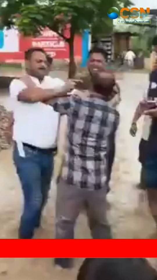 उत्तराखंड के उधमसिंह नगर के बाजपुर में आज भाजपा नेताओं ने PWD के AE को सरेबाजार सड़क पर पीटा, केवल पीटा ही नहीं बल्कि कीचड़ उठाकर AE के मुँह पर रगड़ दिया।
आरोप है कि निर्माणाधीन पुल पूरा नहीं होने की वजह से बारिश का पानी आज सौ डेढ़ सौ घरों में पानी घुस गया। यह पुल जुलाई तक पूरा होना था लेकिन नहीं हुआ, इसी को लेकर हंगामा हो गया। फिलहाल दोनों पक्षों ने पुलिस स्टेशन में तहरीर दे दी गई है।
#UdhamSNagarPolice #uttarakhandcops #uttarakhandpolice #UttarakhandNews #uddhamsinghnagar #PWDAE #PWD