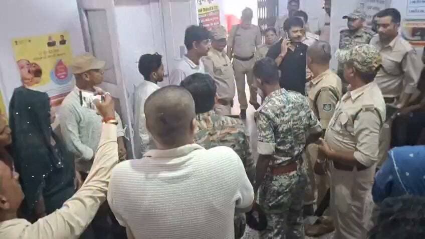 सीधी में STF की बड़ी कार्रवाई: वन्यजीव तस्करी मामले में तीन आरोपी गिरफ्तार, पिपराही से दबोचे गए; भाजपा के कद्दावर नेता के परिवार से जुड़ा नाम भी सामने आया
सीधी। वन्यजीव तस्करी के खिलाफ स्टेट टाइगर रिजर्व टास्क फोर्स (STF) की कार्रवाई सीधी में दूसरे दिन भी जारी रही। शनिवार सुबह करीब 11 बजे शुरू हुई कार्रवाई में सीधी-मऊगंज जिले की सीमा पर स्थित ग्राम पिपराही से तीन संदिग्ध आरोपियों को हिरासत में लिए जाने की जानकारी सामने आई है। वन विभाग और STF की टीम ने शनिवार और रविवार को पूरी कार्रवाई को गोपनीय रखा। रविवार शाम करीब 4 बजे तीनों आरोपियों को मेडिकल परीक्षण के लिए जिला अस्पताल सीधी लाया गया।
सूत्रों के अनुसार, STF की टीम वन्यजीव तस्करी के संभावित नेटवर्क की जांच कर रही है। कार्रवाई के दौरान मोबाइल चैट और अन्य इलेक्ट्रॉनिक साक्ष्यों के जरिए तस्करी से जुड़े लोगों तक पहुंचने का प्रयास किया जा रहा है। बताया जा रहा है कि STF ने तस्करों के नेटवर्क तक पहुंचने के लिए व्यापारी बनकर संपर्क साधा था। जांच में सांभर, चीतल सहित अन्य वन्यजीवों के अवशेष और मगरमच्छ की खाल मिलने की आशंका भी जताई जा रही है।
पकड़े गए आरोपियों में अनमोल सिंह चंदेल, पिता रणबहादुर सिंह चंदेल, निवासी ग्राम बीरा देती, उम्र करीब 25 वर्ष; अभिषेक उर्फ प्रिंस सिंह चंदेल, पिता पुष्पराज सिंह चंदेल, निवासी ग्राम दुधमनिया, उम्र करीब 27 वर्ष तथा लल्ला बैगा, निवासी ग्राम जड़कुड़, को मुख्य आरोपी बताया जा रहा है।
मामले में अभिषेक उर्फ प्रिंस सिंह चंदेल का नाम सामने आने के बाद राजनीतिक गलियारों में भी चर्चा तेज है। बताया जा रहा है कि अभिषेक, भाजपा के वरिष्ठ नेता शिव बहादुर सिंह चंदेल के पौत्र हैं। शिव बहादुर सिंह चंदेल पूर्व में भाजपा की ओर से सिहावल विधानसभा क्षेत्र से प्रत्याशी भी रह चुके हैं। हालांकि, वन्यजीव तस्करी के मामले में अभिषेक की भूमिका और राजनीतिक परिवार से उनके संबंध को लेकर आधिकारिक स्तर पर अभी विस्तृत जानकारी सामने नहीं आई है।
STF की जांच का दायरा सीधी से आगे आगरा और तमिलनाडु तक संभावित नेटवर्क से जुड़ने की बात भी सामने आ रही है। अंतरराज्यीय अथवा अंतरराष्ट्रीय कनेक्शन की संभावना को लेकर भी जांच की जा रही है। वन विभाग और STF की कार्रवाई जारी है और आधिकारिक खुलासे के बाद ही बरामदगी, आरोपियों की भूमिका और पूरे तस्करी नेटवर्क की तस्वीर साफ होगी।