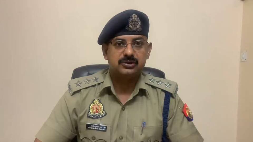 *आज दिनांक 06.09.2026 को थाना दुबहड़ को सूचना मिली कि थाना बांसडीहरोड के पांच लड़के थाना दुबहड़ क्षेत्र के टेकार माधोमथ मे समय करीब 1:00 बजे ग्रीन फील्ड व रिंग रोड के बीच में लगे बाढ़ के पानी में नहाने लगे, जिसमें दो व्यक्ति गोलू उर्फ़ अभिषेक गोंड पुत्र अजय शंकर उम्र 16 वर्ष और अनीस अंसारी पुत्र चुन्नू अंसारी उम्र 17 वर्ष निवासीगण रघुनाथपुर थाना बांसडीहरोड डूब गए और उनकी मृत्यु हो गई। मौके पर थाना स्थानीय पुलिस टीम, फायर सर्विस व एसडीआरएफ की मदद से शव को खोज कर बाहर निकाला गया व शव को कब्जे मे लेकर पोस्टमार्टम हेतु मोर्चरी हाउस भिजवा दिया गया मौके पर शांति व्यवस्था कायम है। अन्य आवश्यक कार्यवाही प्रचलित है। इस सम्बन्ध में क्षेत्राधिकारी नगर श्री सतीश कुमार शर्मा की वीडियो बाइट👇🏻*