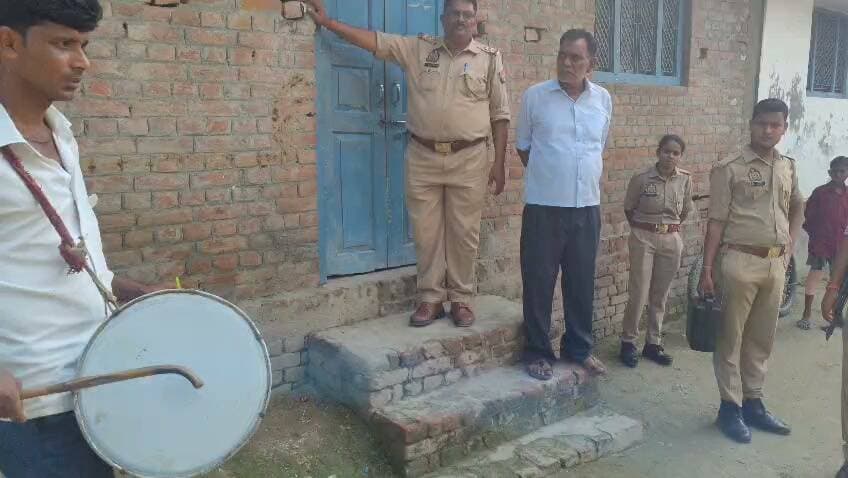 *थाना मनियर जनपद बलिया पर पंजीकृत मु0अ0सं0 102/25 धारा 64(1)/352/351(2) बीएनएस व 67 आईटी एक्ट व 3/4 पाक्सो एक्ट से सम्बन्धित अभियुक्त के घर माननीय न्यायालय के आदेश के क्रम में धारा 84 BNSS के तहत उद्घोषणा (ढोल बजाकर मुनादी) की कार्यवाही की गई।*
*श्रीमान् पुलिस अधीक्षक महोदय बलिया श्री ओमवीर सिंह* के निर्देशन में अपराध एवं अपराधियों पर प्रभावी नियंत्रण के लिये चलाये जा रहे अभियान के क्रम में श्रीमान् अपर पुलिस अधीक्षक महोदय उत्तरी श्री दिनेश कुमार शुक्ल के निकट पर्यवेक्षण में व श्रीमान् क्षेत्राधिकारी बांसडीह श्री जयशंकर मिश्र एवं थानाध्यक्ष मनियर अजय कुमार त्रिपाठी के कुशल नेतृत्व में मनियर पुलिस टीम द्वारा की गई कार्यवाही ।
उल्लेखनीय है कि आज दिनांक 06.09.2026 को उ0नि0 वंशराज सिंह मय हमराह के साथ क्षेत्र में रवाना होकर थाना मनियर पर पंजीकृत मु0अ0सं0 102/25 धारा 64(1)/352/351(2) बीएनएस व 67 आईटी एक्ट व 3/4 पाक्सो एक्ट से संबंधित अभियुक्त अजय कुमार उपाध्याय पुत्र अभय नरायण उपाध्याय निवासी मनियर उत्तर टोला थाना मनियर जनपद बलिया के विरुद्ध माननीय न्यायालय श्रीमान ASJ 8/पाक्सो एक्ट जनपद बलिया के न्यायालय से निर्गत 84 बी0एन0एस0एस0 की उद्घोषणा के आदेश के क्रम में माननीय न्यायालय द्वारा निर्गत 84 बी0एन0एस0एस0 के आदेश की नोटिस समक्ष गवाहान अभियुक्त के घर ग्राम मनियर उत्तर टोला तथा थाना क्षेत्र के अन्य सार्वजनिक स्थानों पर चस्पा की गई तथा डुगडुगी पिटवा कर उद्घोषणा (ढोल बजाकर मुनादी) करायी गयी तथा आम जनमानस को उक्त आदेश निर्देश से अवगत कराया गया ।
*संबंधित अभियोग*
1. मु0अ0सं0 102/25 धारा 64(1)/352/351(2) बीएनएस व 67 आईटी एक्ट व 3/4 पाक्सो एक्ट थाना मनियर जनपद बलिया ।
*संबंधित अभियुक्त का नाम व पता*
1. अजय कुमार उपाध्याय पुत्र अभय नरायण उपाध्याय निवासी मनियर उत्तर टोला थाना मनियर जनपद बलिया
*कार्यवाही करने वाली पुलिस टीम*
1. उ0नि0 वंशराज सिंह थाना मनियर जनपद बलिया
2. हे0का0 श्यामदुलार यादव थाना मनियर जनपद बलिया
3. का0 दीपक थाना मनियर जनपद बलिया
4. का0 रविप्रताप मौर्य थाना मनियर जनपद बलिया
5. का0 जयशिव चौधरी थाना मनियर जनपद बलिया
6. म0का0 शालनी थाना मनियर जनपद बलिया
7. चालक का0 आकाश यादव थाना मनियर जनपद बलिया
*सोशल मीडिया सेल*
*बलिया पुलिस*
