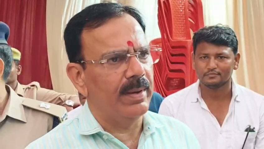 *थाना उभांव पर बने नवनिर्मित पुलिस बैरक का फीता काटकर किया गया उद्घाटन। इस सम्बन्ध में पुलिस अधीक्षक बलिया श्री ओमवीर सिंह की वीडियो बाइट।👇*