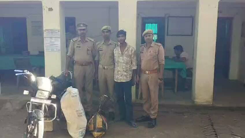 *थाना दुबहड पुलिस द्वारा चोरी से सम्बन्धित 01 नफर वांछित अभियुक्त को गिरफ्तार कर उसके कब्जे से चोरी के सामान व 01 अदद मोटरसाईकिल बरामद ।*
*श्रीमान् पुलिस अधीक्षक महोदय बलिया श्री ओमवीर सिंह* के निर्देशन में अपराध एवं अपराधियों पर प्रभावी नियंत्रण के लिये चलाये जा रहे अभियान में श्रीमान् अपर पुलिस अधीक्षक दक्षिणी बलिया श्री संजय वर्मा के कुशल पर्यवेक्षण व क्षेत्राधिकारी नगर श्री सतीश कुमार शर्मा के कुशल नेतृत्व में थाना दुबहड़ पुलिस टीम को मिली सफलता।
उल्लेखनीय है कि थाना दुबहड़ पर वादी मुकदमा द्वारा प्रार्थना पत्र दिया गया कि मेंरी फर्नीचर की दुकान जो ग्राम सवरूबांध थाना दुबहड़ जनपद बलिया में है, जिसमें चोरी हो गई है, प्राप्त तहरीर के आधार पर थाना स्थानीय पर दिनांक 05.09.2026 को पंजीकृत मु0अ0सं0 96/2026 धारा 303(2)व बढ़ोत्तरी धारा 317(2) बीएनएस के अनावरण के क्रम में आज दिनांक 06.09.2026 को थाना दुबहड़ पुलिस टीम के उ0नि0 राजबहादुर सिंह मय हमराह देखभाल क्षेत्र, पेंडिंग विवेचना व तलाश अभियुक्त सम्बन्धित मुकदमा उपरोक्त में मामूर थे कि मुखविर की सूचना पर मुकदमें से सम्बन्धित *अभियुक्त अनूप यादव पुत्र विरेन्द्र यादव निवासी घुरवा नगरी, पठखौली थाना सुखपुरा जनपद बलिया उम्र 21 वर्ष* को गिरफ्तार किया गया । जिसके कब्जे/निशानदेही पर चोरी के 01 अदद एलईडी फोकस लाईट की व 02 अदद एलईडी फोकस लाईट ,01 अदद साउण्ड स्पीकर काले रंग का ,02 अदद कटर मशीन लाल व भूरे रंग की ,तथा भूरे रंग की बोरी में एक अदद ड्रील मशीन,01 अदद सेटर मशीन हरे व सफेद रंग की ,02 अदद इलेक्ट्रानिक प्लेनर लाल व भूरे रंग की ,01 अदद वेल्डिंग मशीन ,तथा एक अदद मोटर साईकिल हीरो स्पेलण्डर UP 60BA 3595 बरामद किया गया। गिरफ्तार अभियुक्त के विरूद्ध थाना स्थानीय पर विधिक कार्यवाही पूर्ण कर मा0 न्यायालय भेजा जा रहा है ।
*पंजीकृत अभियोग—*
1. मु0अ0सं0 96/26 धारा 303(2) व बढ़ोत्तरी धारा 317(2) बीएनएस थाना दुबहड बलिया ।
*अभियुक्त का नाम व पता -*
1. अनूप यादव पुत्र विरेन्द्र यादव निवासी घुरवा नगरी थाना सुखपुरा जनपद बलिया
*बरामदगी विवरण-*
2. 01 अदद एलईडी फोकस लाईट,
3. 02 अदद एलईडी फोकस लाईट
4. 01 अदद साउण्ड स्पीकर काले रंग का
5. 02 अदद कटर मशीन लाल भूरे रंग की
6. 01 अदद ड्रील मशीन,
7. 01 अदद सेटर मशीन हरे व सफेद रंग की
8. 02 अदद इलेक्ट्रानिक प्लेनर लाल व भूरे रंग
9. 01 अदद वेल्डिंग मशीन
10. 01 अदद मोटर साईकिल हीरो स्पेलण्डर UP 60BA 3595
*गिरफ्तार करने वाली पुलिस टीमः-*
1. उ0नि0 राजबहादुर सिंह थाना दुबहड़ जनपद बलिया
2. का0 संजय पासवान थाना दुबहड़ जनपद बलिया
3. का0 तरूण मिश्रा थाना दुबहड़ जनपद बलिया
4. का0 आलोक चौहान थाना दुबहड़ जनपद बलिया
5. का0 सहदेव वर्मा थाना दुबहड़ जनपद बलिया
6. का0 नितिन मौर्या थाना दुबहड़ जनपद बलिया
*सोशल मीडिया सेल*
*बलिया पुलिस।*