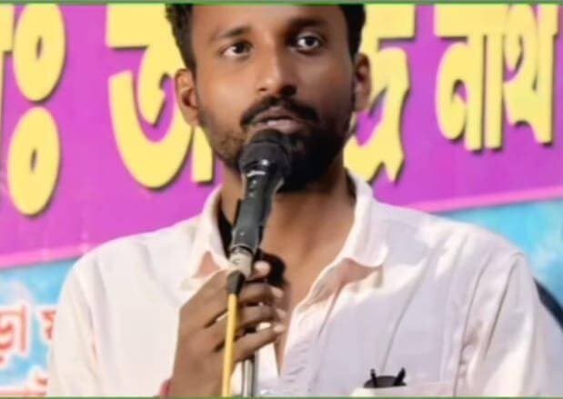 *বিয়ের প্রতিশ্রুতি দিয়ে সহবাস ও প্রতারণা: কল্যাণীতে গ্রেফতার তৃণমূল ছাত্র পরিষদ নেতা*
Bengal icon news কল্যাণী: বিয়ের প্রতিশ্রুতি দিয়ে এক তরুণীর সঙ্গে সহবাস ও পরবর্তীতে প্রতিশ্রুতি ভঙ্গের অভিযোগে কল্যাণী থেকে গ্রেফতার হলেন এক তৃণমূল ছাত্র পরিষদ নেতা। ধৃত নেতার নাম অঙ্কুর মজুমদার। শুক্রবার গভীর রাতে কল্যাণী থানার পুলিশ তাকে নিজস্ব বাসভবন থেকে গ্রেফতার করে। শনিবার কল্যাণী আদালতে পেশ করা হয় পুলিশের পক্ষ থেকে।
পুলিশ ও স্থানীয় সূত্রে জানা গেছে, উত্তর ২৪ পরগনার বাসিন্দা এক তরুণীর সঙ্গে অঙ্কুর মজুমদারের দীর্ঘদিন ধরে ঘনিষ্ঠ সম্পর্ক ছিল। অভিযোগ, বিয়ের প্রতিশ্রুতি দিয়ে তরুণীর সঙ্গে শারীরিক সম্পর্ক গড়ে তোলেন ওই ছাত্রনেতা। কিন্তু পরবর্তীতে বিয়ে করতে বললে তিনি স্পষ্ট অস্বীকার করেন।
নির্যাতিতা তরুণীর দাবি, আগে শাসকদলের প্রভাব ও ক্ষমতার কারণে তিনি পুলিশের কাছে গিয়ে অভিযোগ জানাতে সাহস পাননি। সম্প্রতি রাজনৈতিক পরিস্থিতির পরিবর্তনের পর সাহস সঞ্চয় করে তিনি সংশ্লিষ্ট থানায় অঙ্কুরের বিরুদ্ধে প্রতারণা ও সহবাসের লিখিত অভিযোগ দায়ের করেন।
অভিযোগ পাওয়ার পরপরই কল্যাণী থানার পুলিশ তদন্তে নামে এবং শুক্রবার রাতে অভিযান চালিয়ে অভিযুক্ত তৃণমূল ছাত্র পরিষদ নেতাকে গ্রেফতার করে। শনিবার তাঁকে কল্যাণী আদালতে তোলা হলে বিচার বিভাগীয় প্রক্রিয়ার মাধ্যমে পরবর্তী সিদ্ধান্ত গ্রহণ করা হবে বলে আদালত সূত্রে জানা গিয়েছে। ঘটনাকে কেন্দ্র করে স্থানীয় রাজনৈতিক মহলে চাঞ্চল্য ছড়িয়েছে।