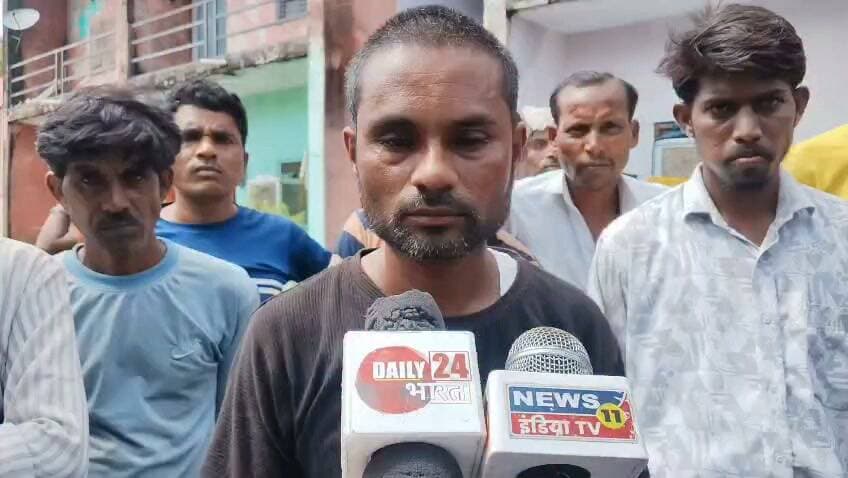 चित्रकूट कर्वी के जकजाफर निवासी बीमार व्यक्ति कि हुई मौत परिजनों ने डाक्टर पर इलाज में लापरवाही का लगाया आरोप पुलिस ने कराया शव का पोस्टमार्टम। मामला चित्रकूट जनपद का जहां कर्वी कोतवाली क्षेत्र के चक जाफर निवासी 52 वर्षीय व्यक्ति की तबीयत खराब होने के बाद इलाज के दौरान मौत हो गई मृतक राम आसरे के परिजनों ने बताया कि रामआसरे को सर्दी जुकाम होने पर वह रामासरे शंकर बाजार में स्थित वंशगोपाल हॉस्पिटल लेकर पहुंचे जहां डॉक्टर द्वारा राम आसरे को तीन इंजेक्शन लगा दिया और कुछ देर बाद चौथा इंजेक्शन लगाया तो राम आसरे की तबीयत बिगड़ी और देखते ही देखते राम आसरे की मौत हो गई राम आसरे की मौत से परिजनों में कोहरा मच गया और परिजनों का रो रो कर बुरा हाल है कोई परिजनों ने मामले की सूचना पुलिस को दी है जहां दी गई की सूचना पर पहुंची पुलिस ने मृतक के शव को कब्जे में लेकर शव का आज रविवार की सुबह 11:00 बजे जिला मुख्यालय में पोस्टमार्टम कराया है परिजनों ने बताया घटनाक्रम