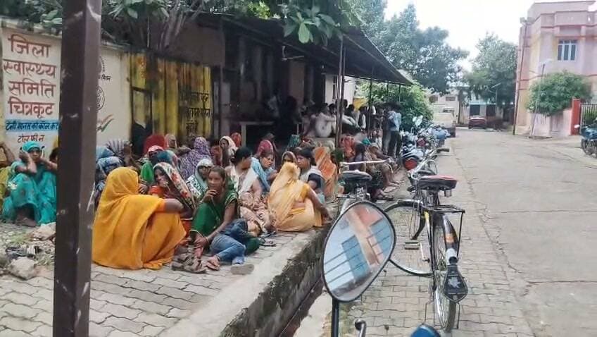 चित्रकूट कर्वी के जकजाफर निवासी बीमार व्यक्ति कि हुई मौत परिजनों ने डाक्टर पर इलाज में लापरवाही का लगाया आरोप पुलिस ने कराया शव का पोस्टमार्टम। मामला चित्रकूट जनपद का जहां कर्वी कोतवाली क्षेत्र के चक जाफर निवासी 52 वर्षीय व्यक्ति की तबीयत खराब होने के बाद इलाज के दौरान मौत हो गई मृतक राम आसरे के परिजनों ने बताया कि रामआसरे को सर्दी जुकाम होने पर वह रामासरे शंकर बाजार में स्थित वंशगोपाल हॉस्पिटल लेकर पहुंचे जहां डॉक्टर द्वारा राम आसरे को तीन इंजेक्शन लगा दिया और कुछ देर बाद चौथा इंजेक्शन लगाया तो राम आसरे की तबीयत बिगड़ी और देखते ही देखते राम आसरे की मौत हो गई राम आसरे की मौत से परिजनों में कोहरा मच गया और परिजनों का रो रो कर बुरा हाल है कोई परिजनों ने मामले की सूचना पुलिस को दी है जहां दी गई की सूचना पर पहुंची पुलिस ने मृतक के शव को कब्जे में लेकर शव का आज रविवार की सुबह 11:00 बजे जिला मुख्यालय में पोस्टमार्टम कराया है परिजनों ने बताया घटनाक्रम