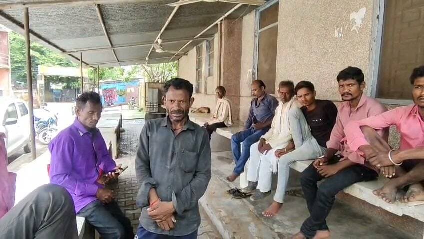 चित्रकूट प्रयागराज लोकमान्य तिलक रेलखंड के मानिकपुर GRP थाना अंतर्गत शंकरगढ़ स्टेशन के पास ट्रेन से गिरकर युवक की मौत पुलिस ने कराया शव का पोस्टमार्टम। मामला चित्रकूट प्रयागराज लोकमान्य तिलक रेलखंड के मानिकपुर जीआरपी थाना अंतर्गत शंकरगढ़ स्टेशन के पास का बीते शुक्रवार की रात्रि 8 बजे का है जहां चलती ट्रेन से गिरकर युवक की मौत हो गई मृतक 18 वर्षीय युवक रोहित पुत्र गेंदलाल निवासी गाढ़ा कटरा थाना शंकरगढ़ जनपद प्रयागराज के परिजनों ने बताया कि रोहित सूरत के राजकोट गया था जो बीती 3 सितंबर को राजकोट से शंकरगढ़ आने के लिए ट्रेन में बैठा था और ट्रेन के शंकरगढ़ के पास पहुंचने पर रोहित चलती ट्रेन से गिर गया जिससे उसकी मौत हो गई परिजनों द्वारा रोहित के फोन पर कॉल करने पर कॉल रिसीव न होने पर परिजन अनहोनी की आशंका से शंकरगढ़ स्टेशन पहुंचे तब उन्हें रोहित के ट्रेन से गिरने की जानकारी मिली वहीं परिजनों ने पहुंचे के बाद पुलिस ने शव को कब्जे में लेकर शव का आज शनिवार की दोपहर 12 बजे जिला मुख्यालय में पोस्टमार्टम कराया है परिजनों ने बताया कि रोहित अभी 3 माह पहले ही राजकोट गया था