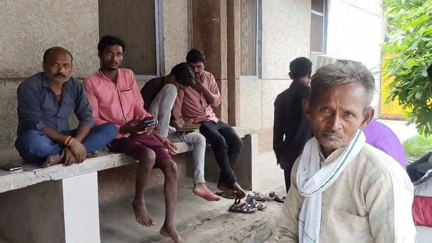 चित्रकूट प्रयागराज लोकमान्य तिलक रेलखंड के मानिकपुर GRP थाना अंतर्गत शंकरगढ़ स्टेशन के पास ट्रेन से गिरकर युवक की मौत पुलिस ने कराया शव का पोस्टमार्टम। मामला चित्रकूट प्रयागराज लोकमान्य तिलक रेलखंड के मानिकपुर जीआरपी थाना अंतर्गत शंकरगढ़ स्टेशन के पास का बीते शुक्रवार की रात्रि 8 बजे का है जहां चलती ट्रेन से गिरकर युवक की मौत हो गई मृतक 18 वर्षीय युवक रोहित पुत्र गेंदलाल निवासी गाढ़ा कटरा थाना शंकरगढ़ जनपद प्रयागराज के परिजनों ने बताया कि रोहित सूरत के राजकोट गया था जो बीती 3 सितंबर को राजकोट से शंकरगढ़ आने के लिए ट्रेन में बैठा था और ट्रेन के शंकरगढ़ के पास पहुंचने पर रोहित चलती ट्रेन से गिर गया जिससे उसकी मौत हो गई परिजनों द्वारा रोहित के फोन पर कॉल करने पर कॉल रिसीव न होने पर परिजन अनहोनी की आशंका से शंकरगढ़ स्टेशन पहुंचे तब उन्हें रोहित के ट्रेन से गिरने की जानकारी मिली वहीं परिजनों ने पहुंचे के बाद पुलिस ने शव को कब्जे में लेकर शव का आज शनिवार की दोपहर 12 बजे जिला मुख्यालय में पोस्टमार्टम कराया है परिजनों ने बताया कि रोहित अभी 3 माह पहले ही राजकोट गया था