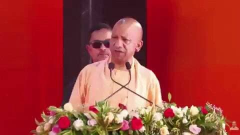 चित्रकूट दौरे पर सीएम योगी आदित्यनाथ, बाढ़ पीड़ितो को चेक और राहत सामग्री बांटी।
