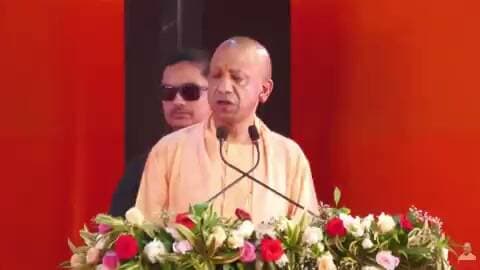 चित्रकूट दौरे पर सीएम योगी आदित्यनाथ, बाढ़ पीड़ितो को चेक और राहत सामग्री बांटी।