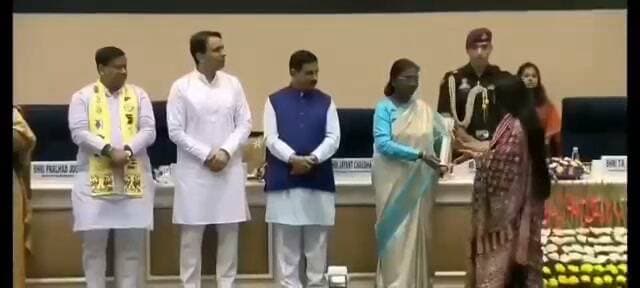 राष्ट्रीय शिक्षक पुरस्कार से सम्मानित हुईं मंजरी वी. महाजन #कांगड़ालाइव #hamirpur
हमीरपुर। हिमाचल प्रदेश के लिए गौरव का विषय है कि पीएम श्री राजकीय वरिष्ठ माध्यमिक विद्यालय सुजानपुर टीहरा (सीबीएसई) की प्रधानाचार्या मंजरी वी. महाजन को राष्ट्रीय शिक्षक पुरस्कार-2026 से सम्मानित किया गया। शिक्षक दिवस के अवसर पर नई दिल्ली में आयोजित समारोह में राष्ट्रपति द्रौपदी मुर्मू ने उन्हें यह प्रतिष्ठित सम्मान प्रदान किया।