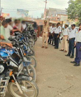 गणेश चतुर्थी के दृष्टिगत महुली पुलिस ने की पीस कमेटी की बैठक*
शांति, सद्भाव और भाईचारे के साथ पर्व मनाने की अपील,“हर कदम पर आपके साथ है महुली पुलिस
संत कबीर नगर।।पुलिस अधीक्षक संतकबीरनगर *श्री संदीप कुमार मीना* के निर्देशन में आगामी “गणेश चतुर्दशी त्योहार” के दृष्टिगत आस्था के पर्व गणेश चतुर्थी को शांतिपूर्ण, सौहार्दपूर्ण एवं सुरक्षित वातावरण में संपन्न कराने के उद्देश्य से थानाध्यक्ष महुली श्री दुर्गेश पाण्डेय द्वारा थाना परिसर में पीस कमेटी की बैठक आयोजित की गई। बैठक में क्षेत्र के गणमान्य नागरिकों, जनप्रतिनिधियों, धर्मगुरुओं एवं संभ्रांत व्यक्तियों से संवाद स्थापित कर आगामी पर्व के संबंध में आवश्यक जानकारी एवं सुझाव लिए गए। पुलिस द्वारा सभी से अपील की गई कि गणेश चतुर्थी का पर्व आपसी प्रेम, भाईचारे, शांति और सद्भाव के साथ मनाएं तथा किसी भी प्रकार की अफवाह, विवाद अथवा सामाजिक सौहार्द बिगाड़ने वाली गतिविधि से दूर रहें। आस्था अलग हो सकती है, लेकिन इंसानियत और भाईचारा सबसे बड़ा है। बैठक में पुलिस द्वारा कहा गया कि त्योहार केवल धार्मिक आस्था का अवसर नहीं, बल्कि समाज को जोड़ने, एक-दूसरे की खुशियों में शामिल होने और आपसी विश्वास को मजबूत करने का अवसर भी है। महुली पुलिस ने आमजन से अपील की कि त्योहार के दौरान यदि कोई संदिग्ध गतिविधि, अफवाह, विवाद या कानून-व्यवस्था से संबंधित सूचना प्राप्त होती है तो उसे छिपाने के बजाय तत्काल पुलिस को अवगत कराएं । महुली पुलिस ने क्षेत्रवासियों को विश्वास दिलाया कि त्योहार के दौरान सुरक्षा, शांति एवं कानून-व्यवस्था बनाए रखने के लिए पुलिस पूरी तरह सतर्क एवं मुस्तैद रहेगी।“आप निश्चिंत होकर अपने पर्व की खुशियां मनाइए, आपकी सुरक्षा और शांति की जिम्मेदारी हमारी है। किसी भी आवश्यकता या आपात स्थिति में पुलिस को तत्काल सूचना दें। महुली पुलिस हर कदम पर आपके साथ खड़ी है।”
गणेश चतुर्थी का पर्व प्रेम, आस्था और सकारात्मक ऊर्जा का संदेश देता है। महुली पुलिस ने सभी नागरिकों से अपील की कि पर्व की पवित्रता को बनाए रखते हुए एक-दूसरे की भावनाओं का सम्मान करें और मिल-जुलकर ऐसा वातावरण बनाएं, जिससे महुली की पहचान शांति, सौहार्द और भाईचारे की मिसाल के रूप में बनी रहे ।