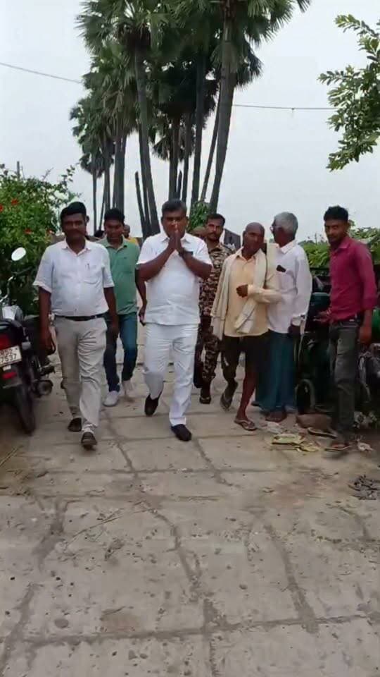 समाजसेवी गौतम पासवान के पिता के श्राद्ध कार्यक्रम में पहुंचे विधायक रणधीर कुमार सोनी, दी श्रद्धांजलि...
Randhir Kumar Soni बात मनकौल गांव की सनैया पंचयात Sunil Kumar Kushwaha News Bihar pk हुसैनाबाद पंचायत Vinod Kumar Alok Kumar Santosh Kumar #Sheikhpura