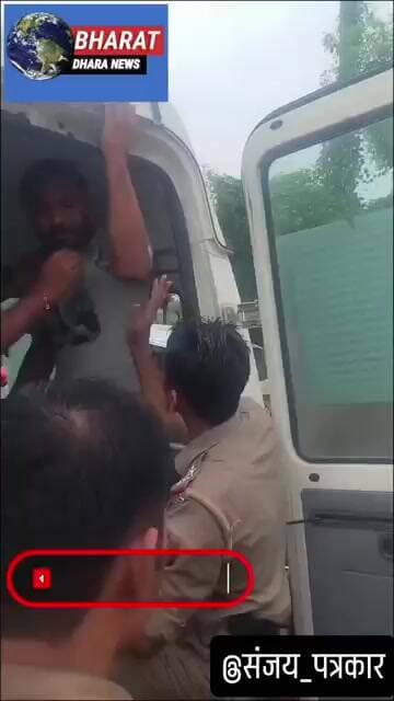 हापुड़ में दीपक का शव पहुंचते ही बड़ी संख्या में लोग मौके पर जुट गए;