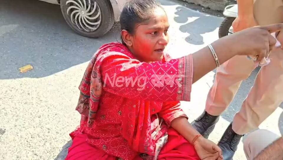 25 दिन पहले रावी में कथित तौर पर फेकें गए बच्चे की मां का टूटा सब्र का बांध
- चंबा में पुलिस थाने के बाहर सड़क पर धरने पर बैठी मां