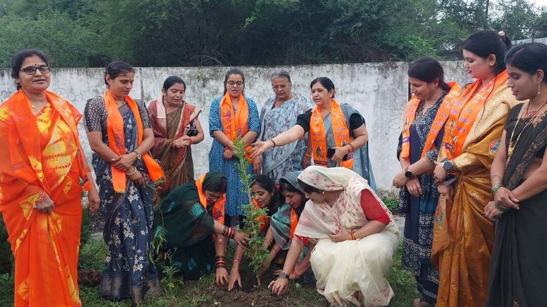 सर्व ब्राह्मण समाज ने विपट कॉलोनी के बगीचे में किया पौधारोपण
पर्यावरण संरक्षण अभियान के तहत लगाए 11 पौधे, पौधों की सुरक्षा के लिए लगाए गए ट्री गार्ड
हरदा। पर्यावरण संरक्षण एवं हरियाली बढ़ाने के उद्देश्य से सर्व ब्राह्मण समाज जिला संगठन द्वारा लगातार पौधारोपण अभियान चलाया जा रहा है। इसी क्रम में रविवार को विपट कॉलोनी स्थित बगीचे में पौधारोपण कार्यक्रम आयोजित किया गया। कार्यक्रम में समाज के पदाधिकारियों, महिला सदस्यों, युवाओं एवं कॉलोनीवासियों ने उत्साहपूर्वक सहभागिता करते हुए पर्यावरण संरक्षण का संदेश दिया।
पौधारोपण प्रभारी दीपक शुक्ला ने बताया कि कार्यक्रम के दौरान बगीचे में 11 पौधे लगाए गए। पौधों की सुरक्षा के लिए ग्रीन ट्री गार्ड की व्यवस्था भी की गई। उन्होंने बताया कि संदीप स्वामी द्वारा 11 पौधे एवं 21 ट्री गार्ड, जबकि नितेश बादर द्वारा 21 ट्री गार्ड उपलब्ध कराए गए।
उन्होंने बताया कि सर्व ब्राह्मण समाज द्वारा इस वर्ष चलाए जा रहे पौधारोपण अभियान का यह तीसरा आयोजन है। संगठन का उद्देश्य केवल पौधे लगाना ही नहीं, बल्कि उनकी नियमित देखभाल एवं संरक्षण सुनिश्चित करना भी है, ताकि आने वाले समय में ये पौधे पर्यावरण और समाज के लिए उपयोगी साबित हो सकें।
पौधारोपण से पूर्व किया गया सम्मान
कार्यक्रम के दौरान पौधारोपण से पूर्व चंद्रकांत शुक्ला, प्रशांत चौबे, श्रेया, नमन शर्मा, दिव्यांश राजवैध, श्रीमती शानू शर्मा, शैफाली शर्मा एवं सरला चौबे का सर्व ब्राह्मण समाज के पदाधिकारियों द्वारा दुपट्टा पहनाकर स्वागत एवं सम्मान किया गया। इस अवसर पर उन्हें सामाजिक एवं पर्यावरण संरक्षण के कार्यों के लिए शुभकामनाएं भी प्रेषित की गईं।
बड़ी संख्या में शामिल हुए समाजजन
पौधारोपण कार्यक्रम में सर्व ब्राह्मण समाज के संरक्षक चंद्रकांत शुक्ला, अध्यक्ष सुनील तिवारी, कार्यकारी अध्यक्ष ओमप्रकाश पुरोहित, महामंत्री उत्तम तेनगुरिया, नितेश बादर, प्रहर्ष डाले, नवनीत पराशर, शशिभूषण जोशी, प्रशांत शर्मा, सुदीप मंडलोई, योगेश अग्निहोत्री, गोपाल शुक्ला, विजय जोशी, विनोद मलतारे एवं अविनाश शुक्ला सहित अन्य पदाधिकारी एवं सदस्य उपस्थित रहे।
महिला संगठन की ओर से महिला सचिव अदिति गुरु, अश्लेषा शुक्ला, पूजा राजवैध, इंद्रा पालीवाल, अर्चना पराशर, अर्चना दुबे, कंचन शर्मा, प्रांशु पारे एवं शशी जोशी सहित अनेक महिलाओं ने पौधारोपण कार्यक्रम में सहभागिता की। विपट कॉलोनी के रहवासियों ने भी अभियान में बढ़-चढ़कर हिस्सा लिया।
कॉलोनी निवासी प्रखिल अग्रवाल एवं इंद्रा पालीवाल ने सर्व ब्राह्मण समाज जिला संगठन एवं कार्यक्रम में शामिल सभी सामाजिकजनों का आभार व्यक्त किया। उन्होंने कहा कि इस प्रकार के पौधारोपण अभियान पर्यावरण संरक्षण के साथ-साथ समाज में प्रकृति के प्रति जागरूकता पैदा करने का महत्वपूर्ण माध्यम हैं।
कार्यक्रम के अंत में उपस्थित सभी लोगों ने लगाए गए पौधों की नियमित देखभाल एवं संरक्षण का संकल्प लिया तथा अधिक से अधिक लोगों को पौधारोपण के लिए प्रेरित करने की बात कही।