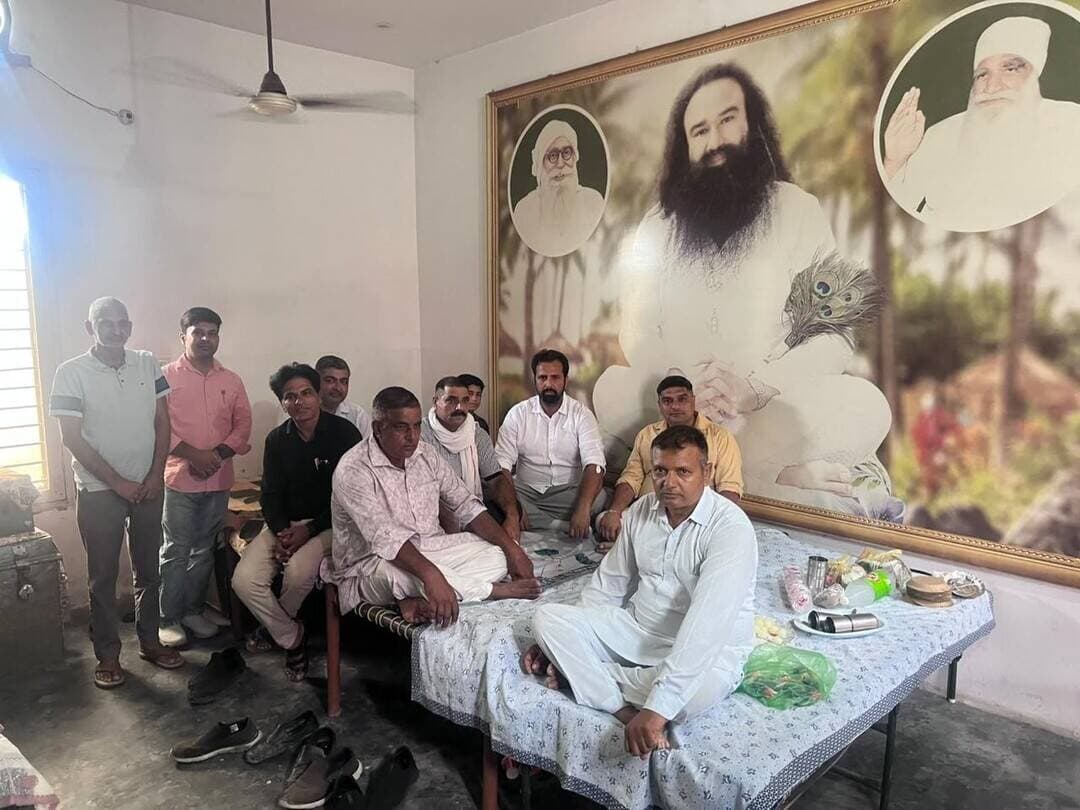 आज डेरा सच्चा सौदा आश्रम, औरंगाबाद में मुख्य अतिथि के रूप में शामिल होने का सौभाग्य प्राप्त हुआ। इस अवसर पर पूज्य गुरु जी के विचारों को सुनने का अवसर मिला, जो समाज में सेवा, मानवता और भाईचारे का संदेश देते हैं। आश्रम में उपस्थित सभी प्रेमी सजनों, भाइयों एवं बहनों द्वारा दिए गए स्नेह, मान-सम्मान और आत्मीय स्वागत के लिए मैं दिल की गहराइयों से आप सभी का हार्दिक धन्यवाद करता हूँ। आपका प्रेम और विश्वास मुझे सदैव समाज की सेवा के लिए प्रेरित करता रहेगा।
आप सभी का यह स्नेह और आशीर्वाद हमेशा बना रहे।
🙏 हार्दिक धन्यवाद।
#UmeshBubka #Radaur #Aurangabad #DeraSachaSauda #SamajSeva #Haryana #FacebookPost