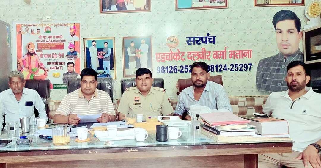 मताना में किरायेदारों की पुलिस वेरिफिकेशन, 18 ने जमा करवाई आईडी, सरपंच बोले : बिना जांच न दें मकान
फतेहाबाद।(राष्ट्रीय कदम) ब्यूरो:
जिले में सुरक्षा व्यवस्था को पुख्ता करने और आपराधिक गतिविधियों पर लगाम लगाने के उद्देश्य से फतेहाबाद पुलिस और ग्राम पंचायतों द्वारा किरायेदारों के वेरिफिकेशन का अभियान चलाया जा रहा है। इसी कड़ी में पुलिस टीम शहर से सटे गांव मताना पहुंची, जहां सरपंच एडवोकेट दलबीर वर्मा के कार्यालय में बैठक का आयोजन किया गया। इस दौरान पुलिस विभाग से एएसआई वेदप्रकाश और एसपीओ धर्मबीर विशेष तौर पर मौजूद रहे। बैठक में गांव मताना में किराए पर रह रहे बाहरी परिवारों और मकान मालिकों की ओर से आईडी और पूर्ण ब्योरा ग्राम पंचायत को सौंपा गया।
18 परिवारों का रिकॉर्ड आया सामने, ग्रुप में साझा होगी जानकारी
सरपंच एडवोकेट दलबीर वर्मा ने बताया कि मताना में सुरक्षा के लिहाज से किरायेदारों का रिकॉर्ड दुरुस्त किया जा रहा है। अब तक 18 प्रवासी एवं बाहरी परिवारों की आईडी और आवश्यक दस्तावेज ग्राम पंचायत के पास जमा हो चुके हैं। उन्होंने कहा कि इन सभी किरायेदारों की पूरी डिटेल और पहचान जल्द ही गांव के आधिकारिक ग्रुप में साझा की जाएगी, ताकि गांव के प्रत्येक नागरिक को यह स्पष्ट जानकारी रहे कि किसके मकान में कौन किराएदार के रूप में निवास कर रहा है। सरपंच दलबीर वर्मा ने ग्रामीणों और मकान मालिकों से सहयोग की अपील करते हुए कहा कि यदि किसी व्यक्ति के ध्यान में कोई अन्य किराएदार आता है जिसकी आईडी पंचायत के पास जमा नहीं हुई है, तो उसकी तुरंत सूचना दें। इसका मुख्य उद्देश्य गांव में शांति और सुरक्षा का माहौल बनाए रखना है ताकि कोई भी संदिग्ध व्यक्ति अपनी पहचान छिपाकर न रह सके।
एएसआई वेदप्रकाश ने सुरक्षा और सत्यापन पर दिया जोर
इस अवसर पर पुलिस टीम का नेतृत्व कर रहे एएसआई वेदप्रकाश ने कहा कि जिले में कानून व्यवस्था बनाए रखने और किसी भी अप्रिय घटना या संदिग्ध गतिविधि को रोकने के लिए किरायेदारों का पुलिस वेरिफिकेशन अत्यंत अनिवार्य है। कई बार बाहरी व्यक्ति बिना पहचान पत्र के रहने लगते हैं, जो सुरक्षा के लिहाज से जोखिम भरा हो सकता है। मकान मालिकों की यह नैतिक और कानूनी जिम्मेदारी है कि वे किराएदार रखने से पहले उसकी पूरी जानकारी और आईडी पुलिस और पंचायत को अवश्य उपलब्ध करवाएं। जो मकान मालिक बिना वेरिफिकेशन के किराएदार रखेंगे, उनके खिलाफ भी नियमानुसार कदम उठाए जा सकते हैं।