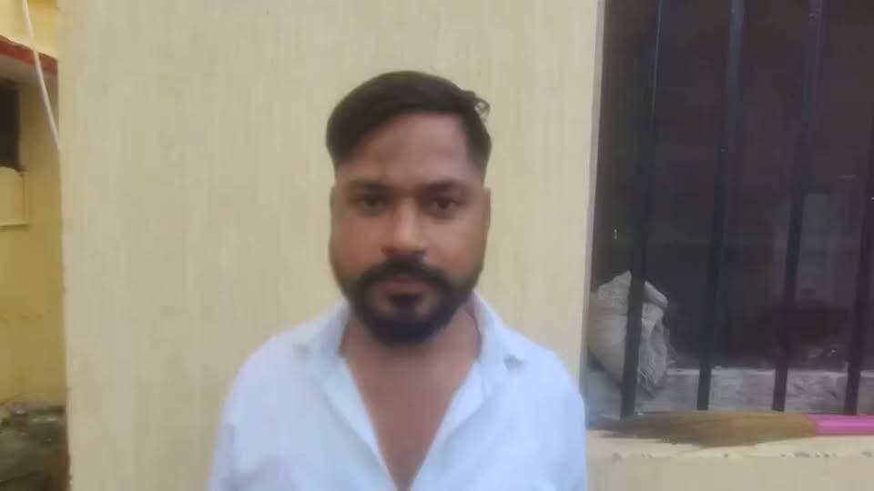 शाहजहांपुर में 04 पुलिस कर्मियों पर FIR,सर्राफा व्यापारी को मादक पदार्थ तस्कर बताकर वसूले थे 02 लाख,सभी सस्पेंड।
शाहजहांपुर में चार पुलिसकर्मियों के खिलाफ एफआईआर दर्ज की गयी,इन पर एक सर्राफा व्यापारी को स्मैक के नाम पर पकड़कर चौकी ले जाने का आरोप है,व्यापारी ने रविवार सुबह 11 बजे तिलहर थाने के चार पुलिसकर्मियों पर गंभीर आरोप लगाकर परशुरामपुरी थाने में तहरीर दी हैं।
यह घटना 04 सितंबर की रात का करीब आठ बजे की है। आरोप है कि पुलिसकर्मियों ने उसे फोन करके बुलाया,फिर एक सुनसान जगह पर ले जाकर उसके पास स्मैक दिखाई। इसके बाद उसे चौकी ले गए और दो लाख रुपए लेकर छोड़ा। व्यापारी के पिता का आरोप है कि बेटे के प्राइवेट पार्ट में पेट्रोल डालने की भी कोशिश की गई,शिकायत मिलने के बाद एसपी सौरभ दीक्षित ने मामले की गंभीरता को देखते हुए एफआईआर दर्ज करने के निर्देश दिए हैं।
पीड़ित युवक का नाम सुंदरम क्षत्रीय है वह परशुरामपुरी थाना क्षेत्र के कानून गोयान मोहल्ले का रहने वाला है थाने में दी शिकायत में सुंदरम ने बताया कि उसकी सर्राफा की दुकान है।
04 सितंबर की रात करीब आठ बजे उसे एक फोन आया। फोन करने वाले ने 10 हजार रुपए की जरूरत बताकर जेवर गिरवी रखने की बात कही,सुंदरम अपने घर आ गया,फोन करने वाले ने बताया कि वह जलालाबाद आ गया है तब सुंदरम सरैया मोड़ के पास था।
तभी दो बाइक पर चार पुलिसकर्मी सादी वर्दी में आए इनमें सिपाही अरुण चित्तौड़िया,पंकज,तुषार और वीरेंद्र शामिल थे।सुंदरम इन सभी को पहले से जानता था,ये सभी अभी तिलहर थाने में तैनात हैं,परिचित होने के कारण सुंदरम उनके साथ चला गया।
आरोप है कि सिपाही उसे एक सुनसान जगह पर ले गए वहां उन्होंने अपने पास से एक पॉलीथीन निकाली और सुंदरम की बाइक की डिग्गी में रख दी इसके बाद उसे मादक पदार्थ तस्कर बताया फिर उसे तिलहर थाने की बिरियागंज चौकी ले गए।
वहां सुंदरम को मानसिक और शारीरिक रूप से परेशान किया गया स्मैक के साथ उसका वीडियो बनाने की कोशिश की गई।उसे झूठे मुकदमे में जेल भेजने की धमकी भी दी गई।
आरोप है कि रात करीब डेढ़ बजे सिपाहियों ने सुंदरम को छोड़ने के बदले दो लाख रुपए की रंगदारी ली इसके बाद उसे छोड़ा गया पुलिसकर्मियों ने धमकी दी कि अगर उसने यह बात किसी को बताई तो उसे जेल भेज दिया जाएगा,सुंदरम के पिता ने आरोप लगाया कि बेटे के साथ मारपीट की गई उसके प्राइवेट पार्ट में पेट्रोल डालने की भी कोशिश की गई।
वहीं तहरीर मिलने के बाद इस घटना की गंभीरता को देखते हुए जांच कराई गई जिसमे पुलिसकर्मियों पर लगे आरोपों की पुष्टि हुई,एसपी के निर्देश पर तहरीर के आधार पर एफआईआर दर्ज कर ली गयी हैं,दो पुलिसकर्मियों को हिरासत में लिया गया व फरार दो पुलिसकर्मियों की गिरफ्तारी के लिए प्रयास जारी है।
साभार कमल सिंह
@topfans आपका अपना शहर Aapka Apna Shahar