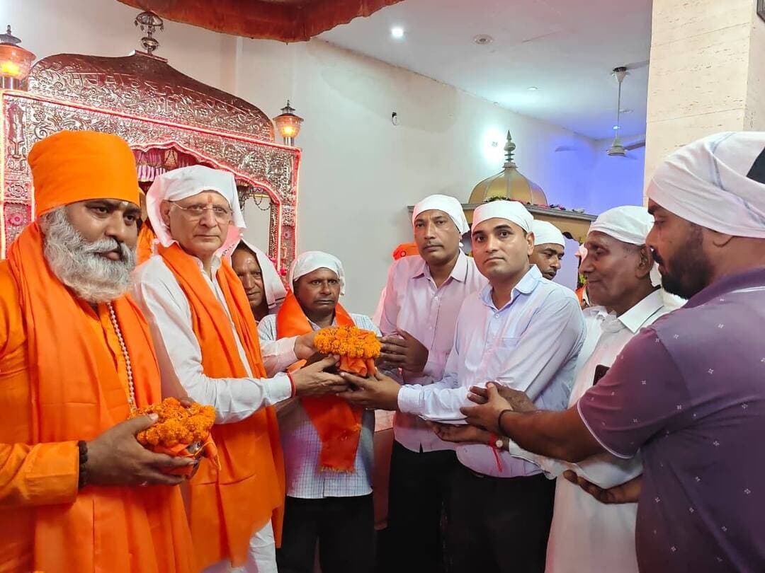 संत शिरोमणि गुरू श्री रविदास जी की जन्मस्थली सीर गोवर्धनपुर वाराणसी की पावन माटी युक्त कलश वंदन यात्रा सभी खंडों में सामाजिक समरसता का संकल्प और जन-जन तक गुरुओं के विचारों को पहुंचाएगी - पूर्व कैबिनेट मंत्री कंवरपाल गुर्जर
श्री गुरू रविदास जी की वाणी ‘मन चंगा तो कटौती में गंगा’ मनुष्य को सदमार्ग पर चलने के लिए प्रेरित करती है - भाजपा जिलाध्यक्ष राजेश सपरा
पूर्व कैबिनेट मंत्री कंवरपाल गुर्जर ने जानकारी देते हुए बताया कि संत शिरोमणि गुरु श्री रविदास जी महाराज की 650वीं जयंती के उपलक्ष्य में काशी के सीर गोवर्धनपुर स्थित जन्म स्थान से शुरू हुई पवित्र कलश वंदन यात्रा का जगाधरी विधानसभा क्षेत्र के भाजपा मंडल जगाधरी ग्रामीण के गांव फेरूवाला में आई और यहां से जगाधरी ग्रामीण मंडल में स्थित मंदिरों में यह जाएगी। पूर्व कैबिनेट मंत्री कंवरपाल गुर्जर बताया कि गांव फेरूवाला व आसपास के गांववासियों ने पवित्र कलश वंदन यात्रा पहुंचने पर पुष्प वर्षा कर इस पवित्र यात्रा का स्वागत किया और पूरे क्षेत्र में भक्ति व श्रद्धा का माहौल बना रहा। संत शिरोमणि श्री गुरु रविदास जी महाराज का जीवन मानवता, समानता, सेवा और सामाजिक समरसता का जीवंत उदाहरण है। यह यात्रा मंडल में गांव गांव तक जाएगी। भाजपा जिलाध्यक्ष राजेश सपरा ने बताया कि श्री गुरु रविदास जी की गुरुवाणी में भी इस बात का उल्लेख है ,ऐसा चाहूं राज मैं मिले सबन को अन्न, कोई छोटा बड़ा न हो रविदास रहे प्रसन्न।इसी प्रकार उनकी वाणी मन चंगा तो कटौती में गंगा का भाव है कि यदि हमारा मन व आत्मा साफ है और मन में भाईचारे की भावना है तो हमारे सारे तीर्थ यही पर ही है। उन्होंने प्रधानमंत्री नरेन्द्र मोदी व मुख्यमंत्री नायब सिंह सैनी का आभार व्यक्त किया। नगर निगम मेयर मेयर सुमन बहमनी ने बताया कि संत शिरोमणि श्री गुरु रविदास जी महाराज ने मानव जाति को प्रेम, करुणा, सत्य, परिश्रम और परोपकार का संदेश दिया है। इस पावन माटी युक्त कलश वंदन यात्रा का उद्देश्य पूरे देश में भ्रमण कर श्री गुरु रविदास जी के विचारों को जन-जन तक पहुंचाना है और यह कलश यात्रा सभी मंदिरों में जाएगी।मेयर सुमन बहमनी ने बताया कि इस भव्य एवं आध्यात्मिक आयोजन में पूज्य संत निर्मल दास जी महाराज तथा अन्य संत-महात्माओं ने अपनी गरिमामयी उपस्थिति दर्ज कर श्रद्धालुओं को आशीर्वाद प्रदान किया। जगाधरी ग्रामीण मंडल अध्यक्ष कृष्ण खदरी ने बताया कि आयोजन में बड़ी संख्या में सामाजिक, धार्मिक एवं जनप्रतिनिधियों के साथ श्रद्धालुओं ने भाग लेकर समरसता, सद्भाव और गुरु रविदास जी के संदेश को जन-जन तक पहुंचाने का संकल्प लिया।संत शिरोमणि गुरु श्री रविदास जी महाराज की पवित्र वाणी का अनुसरण करते हुए सभी को सदमार्ग पर चलना चाहिए।
इस दौरान भाजयुमो जिलाध्यक्ष निश्चल चौधरी, जिला महामंत्री नरेन्द्र राणा,मंडल अध्यक्ष कृष्ण खदरी, जगाधरी मंडल अध्यक्ष प्रियंक शर्मा,मंडल महामंत्री संजीव फेरूवाला,मंडल महामंत्री अभिषेक शर्मा,जिला सचिव प्रभा सागर, पार्षद रीना रस्तोगी,वाइस चेयरमैन ठाठ सिंह,भाजपा नेता कालाराम सलेमपुर, भाजपा नेता डाक्टर सतपाल बहमनी, सपना मानकपुर,मैहमा सिंह, रिंकु बिहाना, सुनील तेलीपुरा, प्रांजल, कुलदीप राणा मांडखेड़ी,लाखन संखेडा,भाजपा जिला यमुनानगर मीडिया प्रभारी कपिल मनीष गर्ग सहित सैंकड़ों भाजपा पदाधिकारी कार्यकर्ता लोग व आमजन उपस्थित रहे
