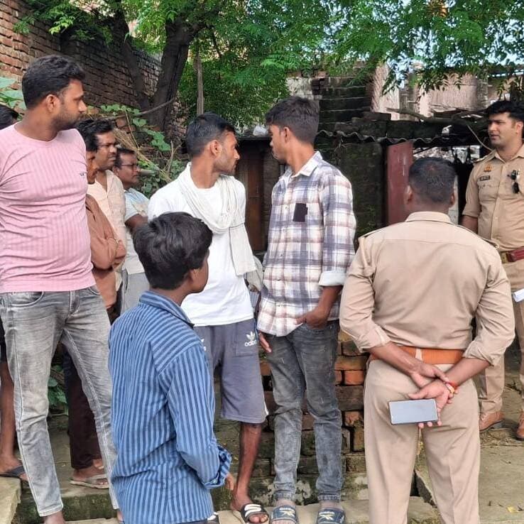 #बलरामपुर ! बुखार से पीड़ित 13 वर्षीय किशोरी की संदिग्ध परिस्थितियों में मौत, जांच में जुटी पुलिस...
#बलरामपुर। #गैंड़ास_बुजुर्ग थाना क्षेत्र के #छीतरपारा गांव में रविवार सुबह एक 13 वर्षीय किशोरी का शव उसके ही घर में संदिग्ध परिस्थितियों में मिला। घटना के समय किशोरी घर पर अपने छोटे भाई के साथ अकेली थी, जबकि माता-पिता इलाज के सिलसिले में बाहर गए हुए थे। सूचना पर पहुंची पुलिस और फोरेंसिक टीम ने साक्ष्य एकत्र कर शव को पोस्टमार्टम के लिए भेज दिया है।
प्राप्त जानकारी के अनुसार, छीतरपारा निवासी झगरू की 13 वर्षीय पुत्री आंचल बीते कई दिनों से बुखार से पीड़ित थी और उसका स्थानीय डॉक्टर से इलाज चल रहा था। झगरू अपनी पत्नी के पैर का ऑपरेशन कराने बस्ती गए हुए थे। घर पर आंचल और उसका नौ वर्षीय छोटा भाई संस्कार ही मौजूद थे। रविवार सुबह लगभग आठ बजे आंचल घर के भीतर मृत अवस्था में पाई गई।
बेटी की मौत की खबर मिलते ही परिजन बस्ती से बदहवास हालत में गांव पहुंचे। घर में किशोरी की अचानक हुई मौत की सूचना मिलते ही स्थानीय पुलिस तुरंत हरकत में आ गई। फोरेंसिक टीम ने घटनास्थल और आसपास के क्षेत्र से महत्वपूर्ण सबूत जुटाए, जिसके बाद पुलिस ने शव का पंचनामा भरकर पोस्टमार्टम के लिए भेज दिया।
थानाध्यक्ष हरीश सिंह ने बताया कि मौत के सही कारणों का पता लगाने के लिए शव का पोस्टमार्टम कराया जा रहा है। पोस्टमार्टम रिपोर्ट आने के बाद ही स्थिति पूरी तरह स्पष्ट हो सकेगी और उसी के आधार पर आगे की कानूनी कार्रवाई की जाएगी।
#balrampur #balrampurpolic