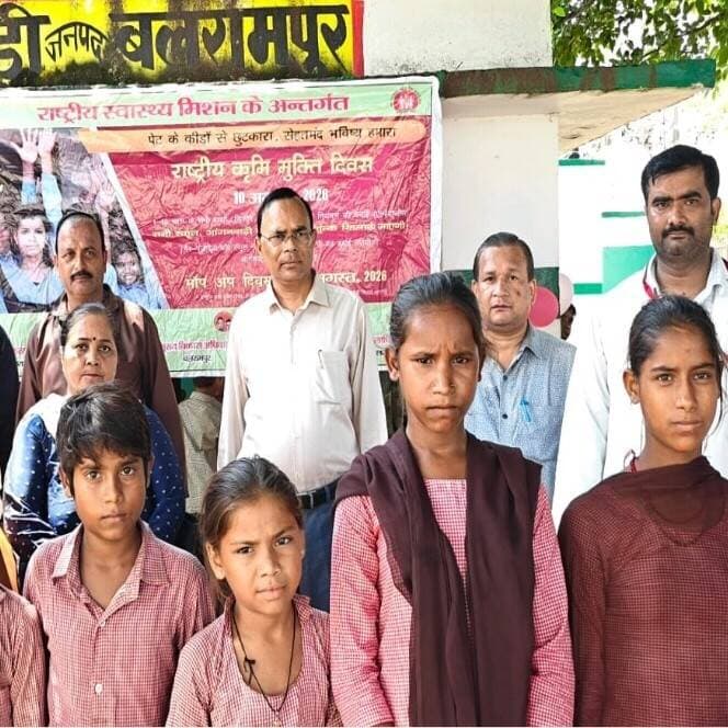 #Balrampur ! राष्ट्रीय बाल स्वास्थ्य कार्यक्रम बना बच्चों की सेहत का कवच, 1.31 लाख बच्चों की स्क्रीनिंग, 9 हजार रेफर...
रिपोर्ट-इमरान अली शाह
06 सितंबर, 2026
#बलरामपुर: बच्चों को स्वस्थ भविष्य देने और स्वास्थ्य संबंधी समस्याओं की समय रहते पहचान कर मुफ्त इलाज उपलब्ध कराने में 'राष्ट्रीय बाल स्वास्थ्य कार्यक्रम' (RBSK) वरदान साबित हो रहा है। योजना के तहत स्वास्थ्य विभाग की मोबाइल हेल्थ टीमें खुद स्कूलों और आंगनबाड़ी केंद्रों तक पहुंचकर बच्चों की नियमित जांच कर रही हैं।
चार महीनों में 1.31 लाख से अधिक बच्चों का परीक्षण
अप्रैल से जुलाई 2026 के बीच स्वास्थ्य टीमों ने अभियान चलाकर जनपद के विद्यालयों में 47,385 बच्चों और आंगनबाड़ी केंद्रों पर 84,387 बच्चों का स्वास्थ्य परीक्षण किया। इस प्रकार कुल 1,31,772 बच्चों की स्क्रीनिंग पूरी की गई।
9 हजार से अधिक बच्चे बेहतर उपचार के लिए रेफर
स्क्रीनिंग के दौरान दृष्टि, श्रवण, दांत, एनीमिया, कुपोषण, जन्मजात कमियों और शारीरिक-मानसिक विकास में देरी जैसी समस्याओं से जूझ रहे 9,018 बच्चों की पहचान की गई। इन बच्चों को तुरंत प्राथमिक परामर्श देने के बाद बेहतर इलाज के लिए उच्च स्वास्थ्य इकाइयों और विशेषज्ञ अस्पतालों में रेफर कर दिया गया है।
स्कूलों और आंगनबाड़ी केंद्रों तक पहुंच रहीं मोबाइल टीमें
RBSK की मुख्य विशेषता यह है कि अभिभावकों को अस्पताल के चक्कर नहीं काटने पड़ते। विभाग की मोबाइल हेल्थ टीमें माइक्रोप्लान के तहत खुद बच्चों के पास पहुंचती हैं। जिला प्रशासन की ओर से इस कार्यक्रम की लगातार निगरानी की जा रही है, ताकि कोई भी बच्चा समय पर जांच और इलाज पाने से वंचित न रहे।
खबर के प्रमुख बिंदु:
जांच का दायरा: 47,385 स्कूली बच्चे और 84,387 आंगनबाड़ी केंद्रों के बच्चे।
सफलता: 9,018 बच्चों में बीमारियों की शुरुआती पहचान कर अस्पताल किया गया रेफर।
मुख्य उद्देश्य: समय पर गंभीर बीमारियों की पहचान, मुफ्त इलाज और आर्थिक बोझ से राहत।
#balrampur #dmbalrampur