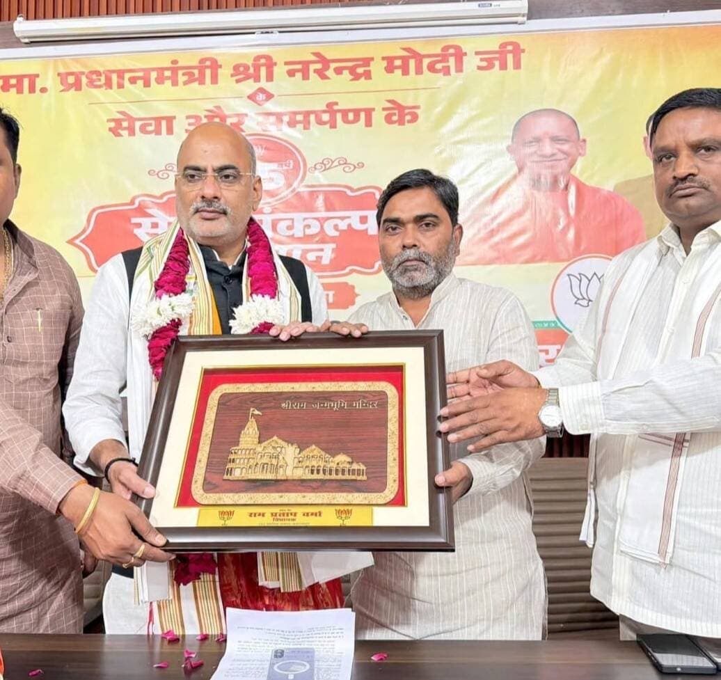 #Balrampur ! अटल भवन में भाजपा की जिला कार्यशाला आयोजित, 'सेवा संकल्प अभियान' की बनी रूपरेखा...
रिपोर्ट-इमरान अली शाह
#बलरामपुर। भारतीय जनता पार्टी के जिला कार्यालय 'अटल भवन' में 'सेवा संकल्प अभियान' को लेकर जिला कार्यशाला का आयोजन किया गया। प्रधानमंत्री नरेंद्र मोदी के सेवा, सुशासन और समर्पण के 25 वर्ष पूरे होने के उपलक्ष्य में यह अभियान आगामी 17 सितंबर से 17 अक्टूबर तक चलाया जाएगा।
कार्यशाला के मुख्य अतिथि और अवध क्षेत्र के नवनियुक्त क्षेत्रीय उपाध्यक्ष अवधेश पांडेय ‘बादल’ ने अभियान के तहत आयोजित होने वाले कार्यक्रमों की विस्तृत रूपरेखा साझा की। उन्होंने कार्यकर्ताओं को संबोधित करते हुए कहा कि इस अभियान की सफलता के लिए संगठन के प्रत्येक पदाधिकारी और कार्यकर्ता की सक्रिय भागीदारी आवश्यक है।
बैठक में संगठन स्तर पर कार्यक्रमों के सफल संचालन और जनसंपर्क योजनाओं पर चर्चा की गई।
इस दौरान भाजपा जिला अध्यक्ष रवि कुमार मिश्रा, सदर विधायक पल्टूराम, जिला पंचायत अध्यक्ष आरती तिवारी, उतरौला विधायक राम प्रताप वर्मा, उतरौला नगर पालिका अध्यक्ष प्रतिनिधि अनूप चंद्र गुप्ता तथा क्षेत्रीय कार्यसमिति सदस्य जगदीश पासवान मौजूद रहे।
इसके अतिरिक्त जिला महामंत्री डॉ. अजय सिंह ‘पिंकू’, बिंदु विश्वकर्मा, महेंद्र पांडे, पूर्व जिला महामंत्री विष्णु देव गुप्ता, श्याम मनोहर तिवारी, जिला उपाध्यक्ष बृजेन्द्र तिवारी, वरुण सिंह, शिव प्रसाद यादव, आद्या सिंह, वंदना पासवान, जिला मंत्री अवधेश त्रिपाठी सहित सभी मंडल अध्यक्ष, मंडल प्रभारी और बड़ी संख्या में पार्टी कार्यकर्ता उपस्थित रहे।
#balrampur #bjp