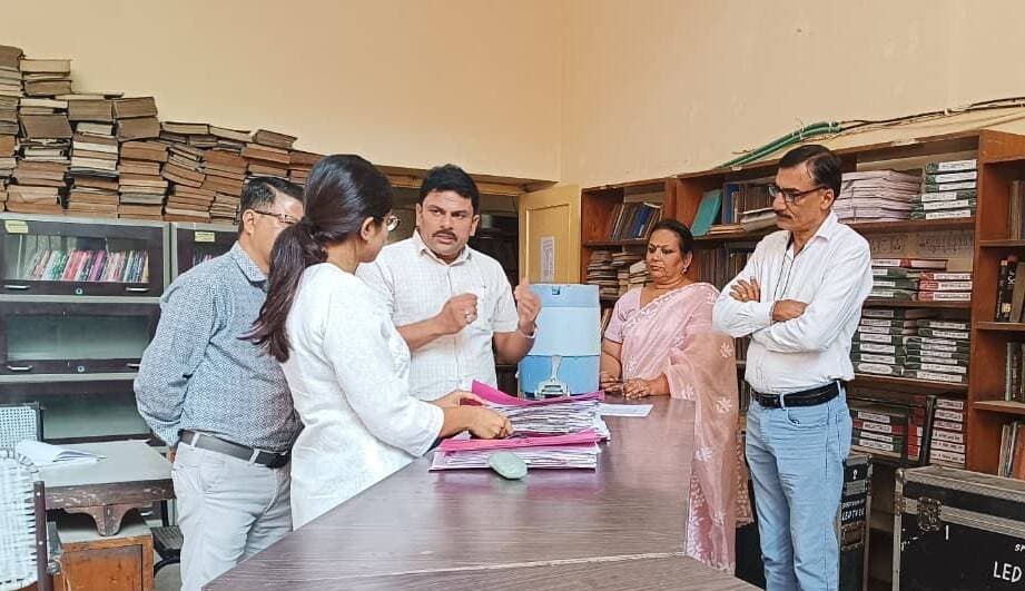 नगरीय निकाय चुनाव - 2026
मीडिया प्रकोष्ठ में मॉनिटरिंग व्यवस्थाओं का लिया जायजा
@followers @top fans News 24 Udaipur District Collector & Magistrate - Udaipur
#NikayChunav #Election #udaipur #viralpost #nonfollowers
उदयपुर, 6 सितम्बर। नगरीय निकाय चुनाव 2026 के मद्देनजर जिला निर्वाचन अधिकारी के निर्देशन में सूचना केंद्र में स्थापित मीडिया प्रकोष्ठ, पैड न्यूज एवं एमसीएमसी प्रकोष्ठ का रविवार को प्रकोष्ठ प्रभारी एवं जिला कलक्टर कार्यालय की विशेषाधिकारी, प्रशिक्षु आईएएस अदिती यादव ने निरीक्षण किया।
निरीक्षण के दौरान सुश्री यादव ने मीडिया प्रकोष्ठ में संचालित विभिन्न गतिविधियों एवं कार्यप्रणाली की जानकारी ली। उन्होंने स्थानीय टीवी चौनलों, समाचार पत्रों, एफएम रेडियो तथा सोशल मीडिया प्लेटफॉर्म पर नगरीय निकाय चुनाव के प्रत्याशियों की ओर से किए जा रहे प्रचार-प्रसार की मॉनिटरिंग के लिए की गई व्यवस्थाओं का जायजा लिया। प्रभारी अधिकारी ने मीडिया मॉनिटरिंग के दौरान प्राप्त सामग्री, पैड न्यूज की पहचान तथा एमसीएमसी से संबंधित कार्यों की प्रक्रिया की जानकारी लेते हुए आवश्यक दिशा-निर्देश दिए। उन्होंने चुनाव प्रचार से संबंधित सामग्री की प्रभावी एवं सतत निगरानी सुनिश्चित करने पर जोर दिया। साथ ही प्रकोष्ठ के कार्य की दैनिक रिपोर्ट समय पर प्रेषित करने के निर्देश दिए, ताकि निर्वाचन प्रक्रिया के दौरान निर्धारित नियमों एवं आदर्श आचार संहिता का प्रभावी पालन सुनिश्चित हो सके।