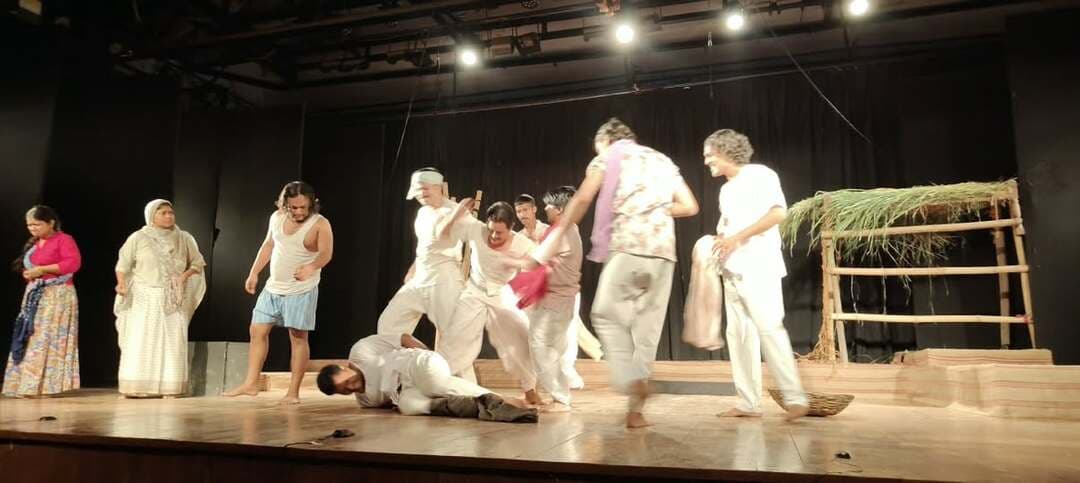 कलाकारों ने ग्रामीण जीवन की सच्चाई को मासूमियत से दर्शाया
शिल्पग्राम में नाटक ‘मीता! पंचलैट वाले’ का प्रभावशाली मंचन
@followers @top fans News 24 Udaipur
#udaipur #viralpost #nonfollowers
उदयपुर, 6 सितम्बर। पश्चिम क्षेत्र सांस्कृतिक केन्द्र, उदयपुर द्वारा आयोजित मासिक नाट्य संध्या ‘रंगशाला’ के अंतर्गत रविवार को शिल्पग्राम स्थित दर्पण सभागार में ‘मीता! पंचलैट वाले’ नाटक का मंचन किया गया। अस्तिता फाउण्डेशन की सांस्कृतिक विंग ‘ड्रामा ड्रॉपआउट्स’, बरेली (उत्तर प्रदेश) द्वारा प्रस्तुत इस नाटक का नाट्य रूपांतरण एवं निर्देशन लव तोमर ने किया।
पश्चिम क्षेत्र सांस्कृतिक केन्द्र, उदयपुर के निदेशक डॉ. अश्विन एम. दलवी ने बताया कि ‘रंगशाला’ के अंतर्गत प्रत्येक माह नाट्य प्रस्तुतियों का आयोजन किया जाता है। इसी क्रम में ‘मीता! पंचलैट वाले’ का मंचन किया गया, जिसमें ग्रामीण परिवेश, सामाजिक सरोकारों और मानवीय संवेदनाओं को प्रभावशाली ढंग से प्रस्तुत किया गया।
फणीश्वरनाथ रेणु की प्रसिद्ध कहानी ‘पंचलाइट’ से प्रेरित यह नाट्य प्रस्तुति ‘तीसरी कसम’, विशेष रूप से ‘महुआ घटवारिन’ के भावपूर्ण प्रसंग से भी प्रेरणा लेती है। उत्तर भारत के ग्रामीण परिवेश में रची-बसी यह कहानी गरीबी, सामाजिक ऊंच-नीच, इच्छाओं और रोजमर्रा के जीवन की गरिमा के बीच मानवीय संबंधों की पड़ताल करती है।
नाटक के केन्द्र में गोधन और मुनरी की भावनात्मक एवं प्रतीकात्मक यात्रा है। इनके रिश्ते के माध्यम से अपनेपन, इच्छा, पहचान और सामूहिक स्वीकृति जैसे प्रश्नों को सामने रखा गया। इनके इर्द-गिर्द उभरता ग्रामीण समुदाय हास्य, संवेदना, रूढ़ियों, गपशप, सामाजिक बहिष्कार और आत्मीयता से भरा दिखाई दिया।
यह प्रस्तुति रेणु की कहानी का शाब्दिक मंच रूपांतरण न होकर रोहिलखंडी भाषा-शैली, क्षेत्रीय मुहावरों और मौलिक लोक रचनाओं पर आधारित सामूहिक नाट्य शैली में साहित्यिक संसार की पुनर्कल्पना करती है। कहानी, संगीत और अभिनय के सुंदर समन्वय ने मंच को जीवंत बना दिया।
नाटक के दौरान कलाकारों ने असमानता, विपन्नता और स्वयं को कमतर समझे जाने से उपजने वाले भावों को प्रभावी ढंग से मंचित किया। ग्रामीण जीवन की सादगी और मासूमियत को कलाकारों ने सहज अभिनय के माध्यम से दर्शाया। प्रस्तुति ने यह संदेश भी दिया कि आज तमाम भौतिक सुविधाओं से संपन्न होने के बावजूद मनुष्य ऐसी चीज की तलाश में है, जो उसे वास्तविक खुशी दे सके। निरंतर दौड़ और इस खोज में वह कहीं न कहीं अकेला होता जा रहा है।
नाटक ने उस दौर की स्मृतियों को भी मंच पर जीवंत किया, जब देश में शहरों की संख्या कम और गांव अधिक थे। शहरों में पहुंचने के बाद भी लोगों के जीवन में गांव की आत्मीयता और अपनापन बना रहता था। लोग साथ रहते, बातचीत करते, लड़ते-झगड़ते और फिर साथ हो जाते थे। दिलों में मासूमियत और चेहरों पर भोलापन था। प्रस्तुति ने इसी बीते दौर को मानो समय-यात्रा के रूप में दर्शकों के सामने रखा।
नाटक के सफल मंचन में पंकज कुमार मौर्य का विशेष योगदान रहा। उन्होंने सूत्रधार, नन्हे और गजक वाले सहित विभिन्न पात्रों को प्रभावशाली ढंग से निभाने के साथ ही नाटक के संगीत पक्ष को भी मजबूती प्रदान की। सह-संगीत निर्देशक एवं गीतकार के रूप में उन्होंने ‘पंचलैट आए गयी गांव में...’ और ‘ओ गोरी घूमन न जईयो...’ जैसे गीतों की रचना की, जिन्होंने प्रस्तुति में ग्रामीण संस्कृति की मिठास घोल दी।
लव तोमर के निर्देशन और शोभित गंगवार के सह-निर्देशन में सजी इस प्रस्तुति में गोधन की भूमिका में शोभित गंगवार और मुनरी की भूमिका में आशी सिंह ने प्रभावशाली अभिनय किया। गुलरी चाची के रूप में माधुरी कश्यप और महुआ घटवारिन के रूप में झलक गंगवार ने भी अपनी अभिनय प्रतिभा की छाप छोड़ी। अमन गुप्ता, विजय कुमार, ऋषभ शर्मा, श्रेय रस्तोगी, आयुष अग्रवाल, सिद्धी रस्तोगी एवं कपिल ने अन्य किरदारों को जीवंत किया।
दर्शकों से खचाखच भरे दर्पण सभागार में प्रस्तुत नाटक को दर्शकों ने खूब सराहा। कलाकारों के अभिनय, लोकभाषा, संगीत और ग्रामीण परिवेश के जीवंत चित्रण ने दर्शकों को अंत तक बांधे रखा।
इस अवसर पर केन्द्र के उपनिदेशक (कार्यक्रम) पवन अमरावत, सहायक निदेशक (वित्त एवं लेखा)दुर्गेश चांदवानी, अधीक्षण अभियंता सी.एल. सालवी, कार्यक्रम अधिशासी राकेश मेहता, हेमंत मेहता सहित केन्द्र के अधिकारी-कर्मचारी एवं शहर के अनेक गणमान्य अतिथि उपस्थित रहे। कार्यक्रम का संचालन सिद्धांत भटनागर ने किया।
