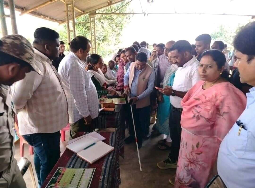 तोकापाल में स्वास्थ्य सेवाओं का संगम. 547 ग्रामीणों को मिला निःशुल्क उपचार
तोकापाल में आयोजित विकासखंड स्तरीय आयुष स्वास्थ्य शिविर में दूर-दराज के ग्रामीण क्षेत्रों से पहुंचे 547 हितग्राहियों ने निःशुल्क स्वास्थ्य परीक्षण, उपचार और दवाइयों का लाभ लिया। 🏥
शिविर में:
🌿 आयुष चिकित्सा से विभिन्न रोगों की जांच व उपचार
🥣 करीब 350 नागरिकों को निःशुल्क आयुष काढ़ा
👓 नेत्र जांच और निःशुल्क चश्मे
💳 आयुष्मान कार्ड स्क्रीनिंग एवं आभा आईडी
🩺 टीबी जांच, डिजिटल एक्स-रे और पैथोलॉजी परीक्षण
खास बात रही विभिन्न विभागों का समन्वय. महिला एवं बाल विकास, राजस्व, पशुपालन और शिक्षा विभाग के स्टॉलों से ग्रामीणों को जनकल्याणकारी योजनाओं और लोक सेवाओं का लाभ भी मिला।
स्वास्थ्य सेवा जब गांव तक पहुंचे, तो सुशासन की पहुंच और मजबूत होती है। 🌱
📍 तोकापाल, जगदलपुर, बस्तर