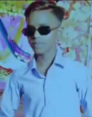 रायबरेली में रविवार को बसहा नाला पुल के पास नहाते समय डूबने से किशोर की मौत हो गई। पाहो गांव स्थित जनता इंटर कॉलेज में कक्षा 12वीं का छात्र था। घटना से परिजनों में कोहराम मच गया। ग्रामीण परेशान परिजन को ढांढस बंधाते रहे। मामला खीरों क्षेत्र के नया खेड़ा मजरे धुराई गांव का है। गांव निवासी महेंद्र कुमार (16) पुत्र रामशंकर गौतम की मौत हुई है। मां प्रेमा ने बताया कि रविवार की छुट्टी होने के कारण महेंद्र सुबह करीब 9:30 बजे कपड़े धोने के बाद खेतों में जाने की बात कहकर घर से निकला था। वह गांव के ही बादल (09) के साथ बसहा नाला पुल के पास नहाने चला गया। उन्होंने बताया कि नहाते समय महेंद्र गहरे पानी में चला गया और डूबने लगा। यह देखकर बादल ने शोर मचाकर आसपास के लोगों को घटना की जानकारी दी। शोर सुनकर पड़ोसी गांव शंकरखेड़ा के करीब एक दर्जन ग्रामीण मौके पर पहुंचे और महेंद्र को पानी से बाहर निकाला। घटना की जानकारी परिजनों को दी गई। सूचना मिलते ही गांव के बीडीसी सदस्य गुड्डू गौतम मौके पर पहुंचे। निजी साधन से महेंद्र को सीएचसी खीरों लेकर गए। वहां चिकित्सक डॉ. पीके श्रीवास्तव ने उसे मृत घोषित कर दिया। मां ने बताया कि दोपहर करीब 1.00 बजे उन्हें बेटे के डूबने की सूचना मिली। अस्पताल पहुंचने पर महेंद्र की मौत हो चुकी थी। बेटे की मौत की खबर सुनकर मां प्रेमा कई बार रोते-रोते बेहोश हो गईं। बड़ी बहन निशा, छोटी बहन निहाली समेत अन्य परिजन व रिश्तेदार भी अस्पताल पहुंच गए। पिता रामशंकर, बड़े पुत्र जितेंद्र के साथ अहमदाबाद में नौकरी करते हैं। उन्हें फोन से घटना की सूचना दी गई है। घटना की सूचना पर हल्का लेखपाल जितेंद्र सिंह भी मौके पर पहुंचे। उन्होंने बताया कि रिपोर्ट उच्चाधिकारियों के माध्यम से शासन को भेजी जाएगी। पीड़ित परिवार को शीघ्र सहायता राशि दिलाने का प्रयास किया जाएगा। वहीं प्रभारी निरीक्षक संतोष सिंह ने बताया कि मृतक की मां की सूचना पर शव कब्जे में लेकर पोस्टमार्टम के लिए भेज दिया गया है। पोस्टमार्टम रिपोर्ट के आधार पर आवश्यक कार्रवाई की जाएगी