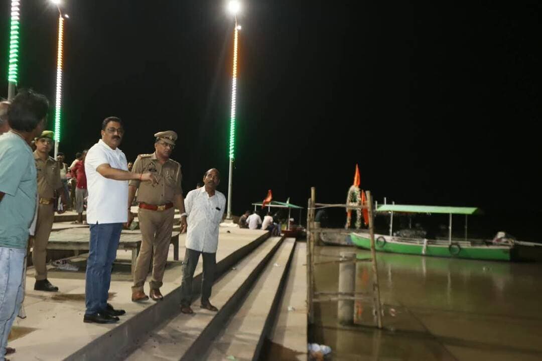 पुलिस अधीक्षक मऊ श्री कमलेश बहादुर द्वारा थाना दोहरीघाट क्षेत्रांतर्गत रामघाट पर घाघरा नदी के बढ़ते जलस्तर का निरीक्षण कर लिया गया जायजा-
आज दिनांक 06.09.2026 रात्रि को पुलिस अधीक्षक जनपद मऊ श्री कमलेश बहादुर द्वारा थाना दोहरीघाट क्षेत्रांतर्गत रामघाट पर घाघरा नदी के बढ़ते जलस्तर के दृष्टिगत मौके पर पहुंचकर निरीक्षण किया गया तथा वर्तमान स्थिति का जायजा लिया गया।
निरीक्षण के दौरान पुलिस अधीक्षक द्वारा नदी के जलस्तर एवं आसपास के क्षेत्रों की स्थिति का जायजा लेते हुए संबंधित पुलिस अधिकारियों/कर्मचारियों को आवश्यक दिशा-निर्देश दिए गए। साथ ही नदी के आसपास रहने वाले लोगों की सुरक्षा के दृष्टिगत सतर्कता बरतने तथा किसी भी आपात स्थिति में तत्काल आवश्यक कार्रवाई सुनिश्चित करने हेतु निर्देशित किया गया।
पुलिस अधीक्षक द्वारा आमजन से अपील की गई कि नदी के बढ़ते जलस्तर को देखते हुए नदी के किनारे एवं जलभराव वाले क्षेत्रों में अनावश्यक रूप से न जाएं तथा प्रशासन/पुलिस द्वारा जारी सुरक्षा संबंधी निर्देशों का पालन करें।
मऊ पुलिस द्वारा बाढ़ एवं जलस्तर की स्थिति पर सतत निगरानी रखी जा रही है तथा आमजन की सुरक्षा हेतु आवश्यक कदम उठाए जा रहे हैं।
इस दौरान प्रभारी निरीक्षक दोहरीघाट व अन्य पुलिस कर्मी भी मौजूद रहे ।