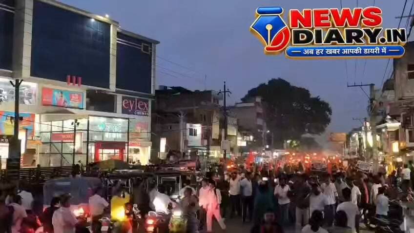 UGC के नए कानून के विरोध में झुमरी तिलैया में निकला मशाल जुलूस, सवर्ण समाज ने बुलंद की आवाज
झुमरी तिलैया। UGC के नए कानून के विरोध एवं इसे रोल बैक करने की मांग को लेकर रविवार को झुमरी तिलैया में सवर्ण समाज की ओर से मशाल जुलूस निकाला गया। जुलूस महाराणा प्रताप चौक से शुरू होकर शहर के विभिन्न मार्गों से गुजरते हुए झंडा चौक पहुंचकर संपन्न हुआ।
इस दौरान समाज के लोगों ने हाथों में मशाल लेकर एकता, अधिकार, सम्मान एवं समान अवसर की मांग को लेकर आवाज बुलंद की। प्रदर्शनकारियों ने UGC के नए कानून को लेकर अपना विरोध जताते हुए सरकार से इसे वापस लेने की मांग की।
जुलूस में बड़ी संख्या में सवर्ण समाज के अभिभावक, युवा एवं अन्य लोग शामिल हुए। आयोजकों ने कहा कि यह कार्यक्रम समाज की एकजुटता और अपने अधिकारों के प्रति जागरूकता का संदेश देने के उद्देश्य से आयोजित किया गया।