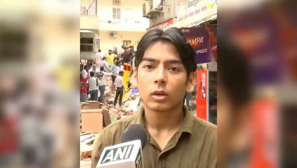 दिल्ली के मोती बाग में बड़ा हादसा हुआ है। यहां दो इमारतें भरभराकर गिर गईं, जिनमें एक पांच मंजिला इमारत भी शामिल है, जहां PG संचालित होता था। चश्मदीदों के मुताबिक, हादसे के वक्त कई छात्र अपने कमरों में मौजूद थे। कुछ छात्रों को रेस्क्यू कर लिया गया है, जबकि 10 से ज्यादा लोगों के मलबे में फंसे होने की आशंका है। मौके पर NDRF और SDRF की टीमें रेस्क्यू ऑपरेशन में जुटी हैं। शुरुआती जानकारी के मुताबिक, बिल्डिंग के बेसमेंट में निर्माण कार्य चल रहा था।