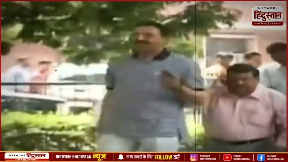 पूर्वांचल की सियासत में मुख्तार अंसारी का दबदबा ऐसा रहा कि बड़े काम की चर्चा हो और उनका नाम न आए—ऐसा कम ही हुआ। अब बेटे अब्बास अंसारी के कंधों पर विरासत की चर्चा… क्या बदलेगा पूर्वांचल का सियासी समीकरण? 🔥
#MukhtarAnsari #AbbasAnsari #Purvanchal #Ghazipur #Politics #NetworkHindustana