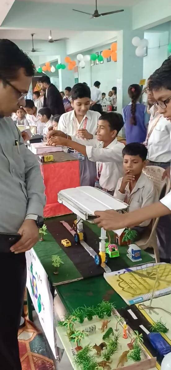 एटा:सरस्वती शिशु विधामंदिर अवागढ में संकुल स्तरीय गणित/विज्ञान मेला में विधार्थियों ने दिखाई प्रतिभा
अवागढ नगर क्षेत्र के किला मार्ग स्थित सरस्वती शिशु विधामंदिर में संकुल स्तरीय गणित/विज्ञान प्रदर्शनी में एटा ,निधौली कलां ,टूण्डला व फिरोजाबाद एवम जलेसर ,मारहरा ,अलीगंज सहित आसपास जिलों के संकुल में आने वाले एटा ,मैनपुरी व फिरोजाबाद के प्रतिभागी छात्र-छात्राओं ने प्रतिभाग किया जिसमें विज्ञान,गणित,सोलार एनर्जी,स्वच्छ भारत मिशन ,फस्ट एड बाॅक्स का प्रभावी उपयोग सहित विभिन्न आकर्षक मॉडल विधार्थियों के द्वारा प्रस्तुत किए गए जिनका अवलोकन पर्यवेक्षकों द्वारा अवलोकित किया गया और परिणाम घोषित किया गया प्रथम ,द्वितीय व तृतीय स्थान प्राप्त करने वाले विधार्थियों को पुरूस्कृत किया गया!
कार्यक्रम में क्षेत्रीय विधायक संजीव दिवाकर,भाजपा जिला उपाध्यक्ष राजेश सिंह सरानी व दिनेश लोधी,रोहित वार्ष्णेय कान्हा प्रतियोगिता शुभारम्भ के दौरान विधालय परिसर में मौजूद रहे!
विधालय के प्रधानाचार्य रजनीश कुमार मिश्रा द्वारा सभी आगंतुक अतिथिगण का स्वागत सत्कार किया गया
विधालय प्रबंध समिति के अध्यक्ष देवेन्द्र कुमार गुप्ता,प्रबंधक राधारमन वर्मा,कोषाध्यक्ष बृजेश कुमार,अशोक लक्ष्यकार,प्रवेश चंद्र अग्रवाल,दिनेश चंद्र अग्रवाल,गणेश वार्ष्णेय,सर्वेन्द्र शर्मा सहित तमाम गणमान्य लोग मौजूद रहे!
निर्णायक मंडल में डाॅक्टर विकास जैन,डाॅक्टर नवीनकांत गोयल,नरेश चंद्र मिश्रा,राज कुमार तिवारी,धर्मेंद्र पचौरी,राघवेंद्र अगरिया,अमित,मयंक ,जिला समन्वयक राजहंस,सुरेश कुमार गोला मौजूद रहे और प्रतिभागी विधार्थियों का मनोबल उत्साहवर्धन किया गया!