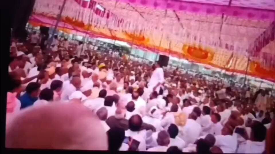 Vande Bharat news/प्रवीण कुमार 🔴 ब्रेकिंग न्यूज़ मंडकोला (हथीन ) आज मंडकोला में 52 पालों की महापंचायत, हजारों की भीड़ के बीच पहुंचे खेल मंत्री गौरव गौतम
सामाजिक कुरीतियों के खिलाफ महापंचायत में हुआ बड़ा मंथन, नशा, दहेज और फिजूलखर्ची पर रोक लगाने को लेकर उठी आवाज
36 बिरादरी और विभिन्न पाल-खापों की एकजुटता से मंडकोला में दिखा शक्ति प्रदर्शन