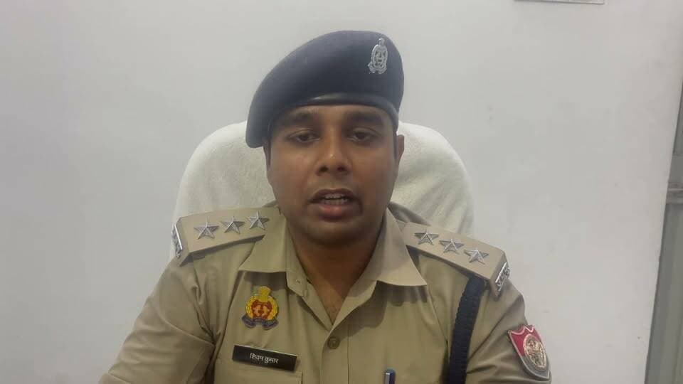 सिंगाही-खीरी
थाना क्षेत्र सिंगाही में घटित दुष्कर्म की घटना के संबंध में क्षेत्राधिकारी निघासन श्री शिवम कुमार की बाइट।
👉 घटना को लेकर पुलिस द्वारा की गई कार्रवाई की दी गई जानकारी।
👉 क्षेत्राधिकारी निघासन श्री शिवम कुमार ने मामले में पुलिस की कार्रवाई के संबंध में जानकारी साझा की।
📍 सिंगाही, लखीमपुर खीरी
#Singahi #LakhimpurKheri #PoliceUpdate #BreakingNews #IndiaTV24News