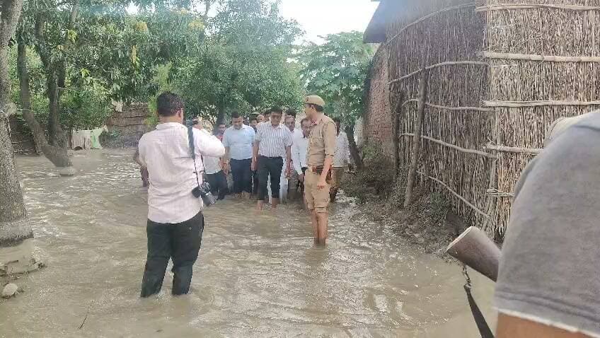 निघासन: डीएम अंजनी कुमार सिंह ने बाढ़ प्रभावित गांव ग्रंट नंबर-12 का किया दौरा। परखी व्यवस्थाएं ग्रामीणों से की बात।इस दौरान एसडीएम यदुवीर सिंह, बीडीओ जयेश कुमार सिंह, पूर्ति निरीक्षक आर एस यादव , लेखपाल, कानूनगो सहित तमाम लोग मौजूद रहे।
#LakhimpurKheri #UpdateNews #BreakingNews #Kheri