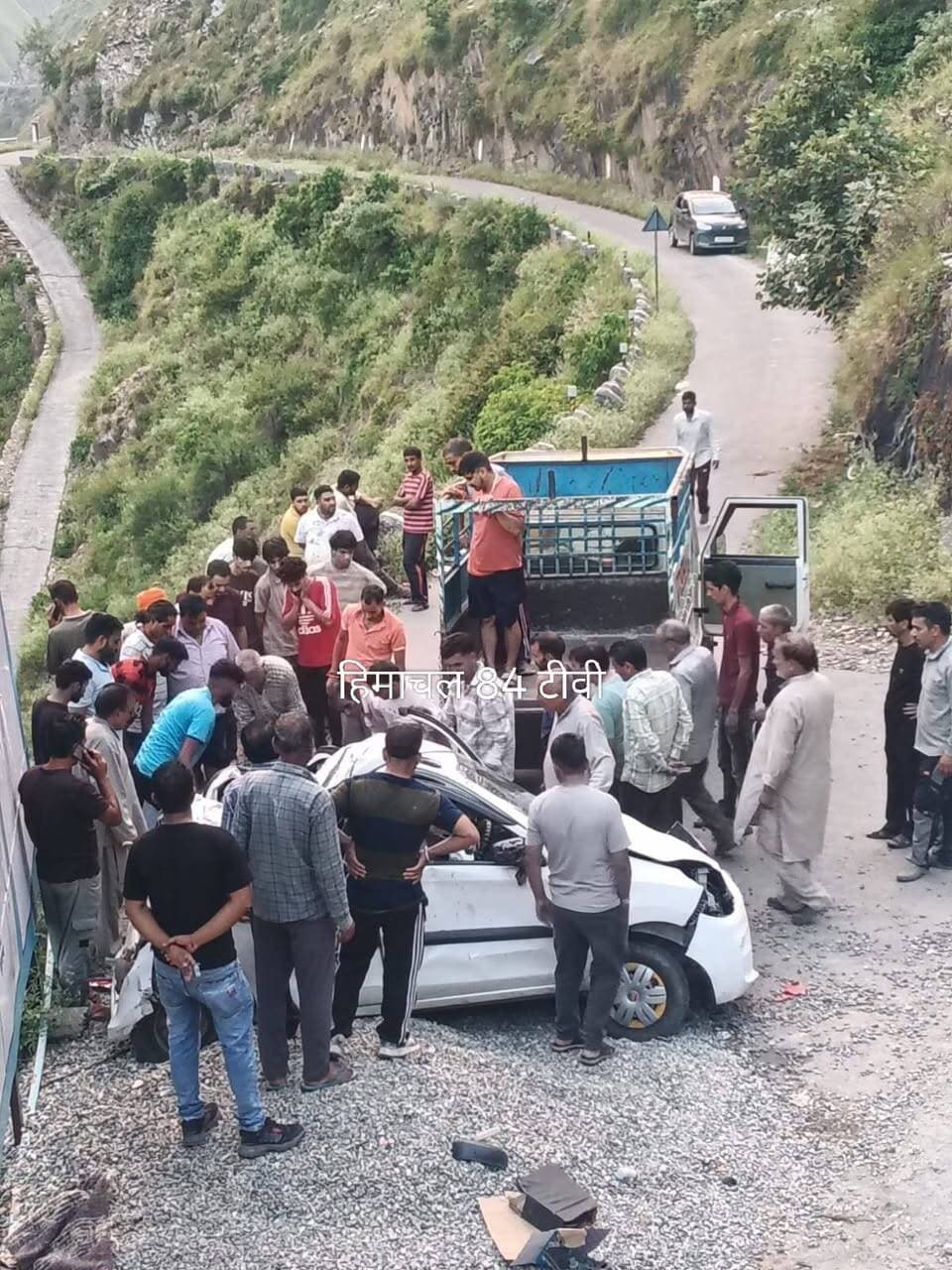 गुराड़ के पास ऑल्टो कार दुर्घटनाग्रस्त, चालक की मौके पर मौत
राख-गुराड़-सांवरा संपर्क मार्ग पर हुआ दर्दनाक हादसा, कार 50 मीटर नीचे जा गिरी
अनिल ठाकुर धरवाला
राख-गुराड़-सांमरा संपर्क मार्ग पर रविवार शाम एक दर्दनाक सड़क हादसे में ऑल्टो कार के चालक की मौके पर ही मौत हो गई। हादसा शाम करीब 6:30 बजे गुराड़ के समीप हुआ। दुर्घटना की सूचना मिलते ही पुलिस टीम मौके पर पहुंच गई और मामले की जांच शुरू कर दी है।
प्राप्त जानकारी के अनुसार ऑल्टो कार नंबर एचपी 73-0662 राख से सांवरा की ओर जा रही थी। जैसे ही वाहन गुराड़ के समीप पहुंचा, अचानक चालक का वाहन पर नियंत्रण खो गया। कार अनियंत्रित होकर करीब 50 मीटर नीचे सड़क से जा गिरी, जिससे वाहन बुरी तरह क्षतिग्रस्त हो गया।
हादसे में कार चालक कपूर सिंह राणा, निवासी गुराड़, की मौके पर ही मौत हो गई। बताया जा रहा है कि दुर्घटना के समय वाहन में चालक के अलावा कोई अन्य व्यक्ति सवार नहीं था।
घटना की सूचना मिलते ही पुलिस मौके पर पहुंची और शव को कब्जे में लेकर आवश्यक कार्रवाई शुरू की। पुलिस ने दुर्घटना के कारणों की जांच के लिए मामला दर्ज कर छानबीन शुरू कर दी है।
शव का सोमवार को पोस्टमार्टम करवाने के बाद उसे अंतिम संस्कार के लिए परिजनों के हवाले किया जाएगा। पुलिस दुर्घटना के वास्तविक कारणों का पता लगाने में जुटी हुई है।