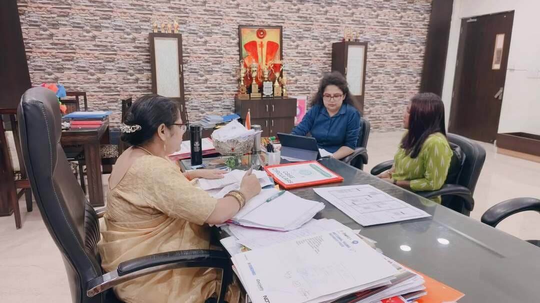 जीडी गोयनका इंटरनेशनल स्कूल, रोहतक में सफल अभिभावक-शिक्षक बैठक का आयोजन
रोहतक, 6 सितंबर 2026:
जीडी गोयनका इंटरनेशनल स्कूल, रोहतक में अभिभावक-शिक्षक बैठक (PTM) का सफलतापूर्वक आयोजन किया गया। इस अवसर पर अभिभावकों एवं शिक्षकों ने उत्साहपूर्वक सहभागिता की। बैठक का उद्देश्य विद्यार्थियों की शैक्षणिक प्रगति, उपस्थिति, व्यवहार, समग्र विकास तथा सुधार के आवश्यक क्षेत्रों पर सार्थक चर्चा करना रहा।
पीटीएम के दौरान शिक्षकों ने विद्यार्थियों की व्यक्तिगत प्रगति से अभिभावकों को अवगत कराया तथा उनके सीखने के परिणामों और सर्वांगीण विकास को बेहतर बनाने के लिए प्रभावी रणनीतियों पर विचार-विमर्श किया। अभिभावकों ने भी अपने बहुमूल्य सुझाव एवं प्रतिक्रिया साझा की, जिससे विद्यालय और अभिभावकों के बीच मजबूत साझेदारी को और सुदृढ़ करने में सहायता मिली।
पीटीएम के सफल एवं सुव्यवस्थित संचालन में विद्यालय के निदेशक श्री विक्रांत मायना एवं निदेशिका श्रीमती सान्या मायना, सहायक निदेशक डॉ. अमन अग्रवाल, प्रधानाचार्या डॉ. श्रुति शर्मा तथा हेडमिस्ट्रेस सुश्री अनामिका बलहारा का मार्गदर्शन एवं सहयोग महत्वपूर्ण रहा।
विद्यालय प्रबंधन ने सभी अभिभावकों के सक्रिय सहयोग, सहभागिता एवं विश्वास के लिए आभार व्यक्त किया। बैठक सकारात्मक वातावरण में संपन्न हुई और अभिभावकों एवं शिक्षकों ने विद्यार्थियों को आत्मविश्वासी, जिम्मेदार एवं सफल बनाने की साझा प्रतिबद्धता को दोहराया।
“मिलकर हम हर बच्चे को सीखने, आगे बढ़ने और उत्कृष्टता प्राप्त करने के लिए सशक्त बना सकते हैं।