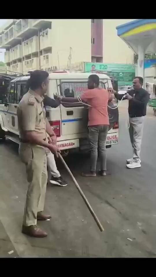 #गुजरात : अपनी लिव-इन पार्टनर काजल बारैया की बेरहमी से हत्या के आरोप में गिरफ्तार फैज़ल उर्फ खटकी को आज शहर की पुलिस भावनगर ST डिपो ले गई, ताकि क्राइम सीन को फिर से रिक्रिएट किया जा सके।
#gujaratpolice @highlight