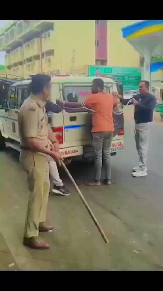 #भावनगर ST डिपो में महिला की हत्या, CCTV में कैद वारदात,
भावनगर, गुजरात | 4 सितंबर 2026
#भावनगर के व्यस्त ST बस डिपो में काजल बरैया पर उसके कथित लिव-इन पार्टनर फैज़ल उर्फ खाटकी लखनी ने कथित तौर पर हमला कर दिया। मीडिया रिपोर्ट्स के अनुसार, करीब 7 मिनट तक चले हमले में काजल गंभीर रूप से घायल हो गईं। उन्हें अस्पताल ले जाया गया, जहां इलाज के दौरान उनकी मौ*/त हो गई।
पुलिस के मुताबिक, दोनों करीब 7 वर्षों से साथ रह रहे थे और आरोपी को काजल के एक परिचित से संबंध होने का शक था। घटना के बाद नीलमबाग पुलिस ने आरोपी को गिरफ्तार कर जांच शुरू कर दी है। पूरी वारदात CCTV में कैद होने की बात सामने आई है।
पुलिस मामले की जांच कर रही है और घटना के कारणों की पुष्टि की जा रही है।
#Gujratnews #police #Bhawnagar #Viralvideo #remandroom